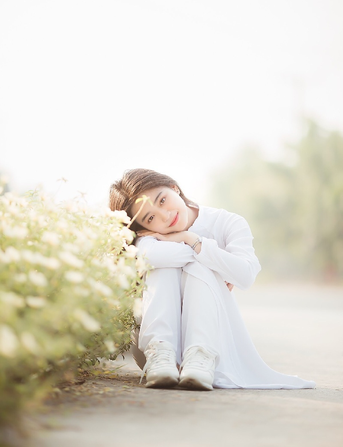 &ldquo;Hot girl che nắng&rdquo; đẹp tinh kh&ocirc;i trong t&agrave; &aacute;o d&agrave;i trắng - Ảnh 2.