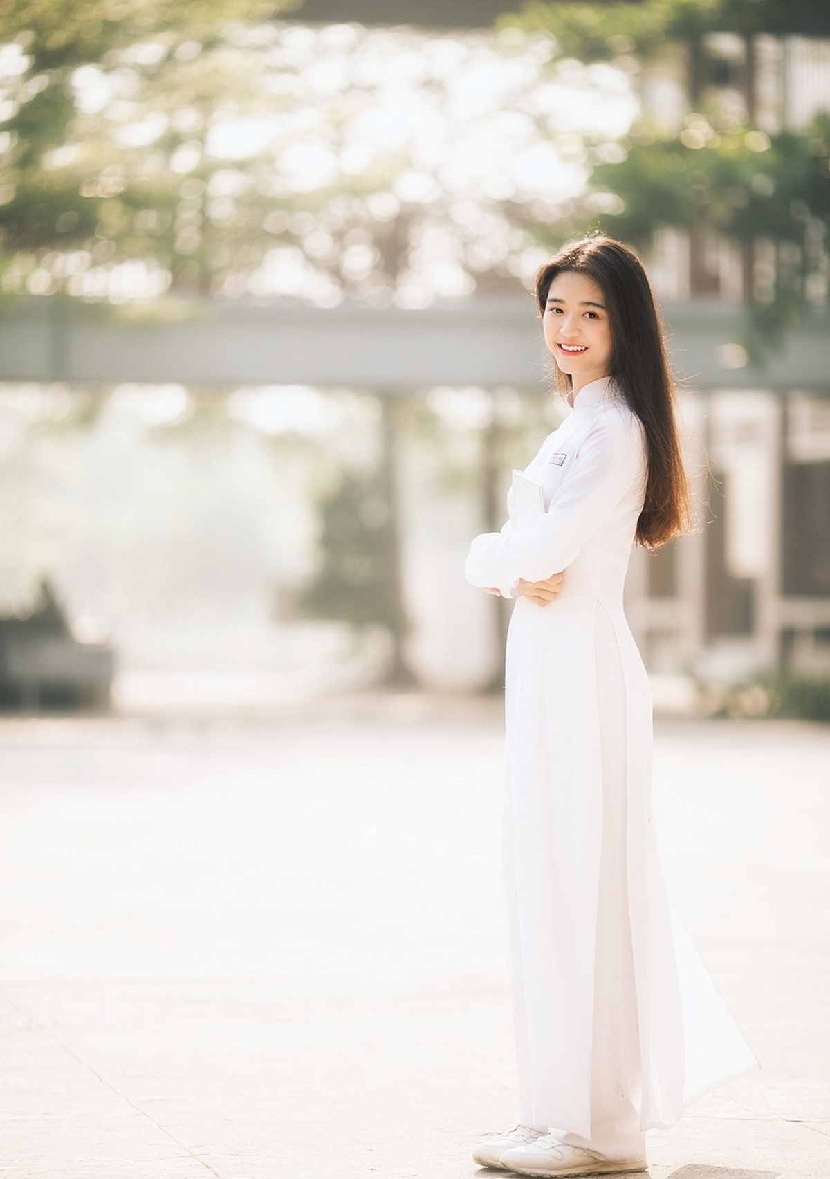 &ldquo;Hot girl che nắng&rdquo; đẹp tinh kh&ocirc;i trong t&agrave; &aacute;o d&agrave;i trắng - Ảnh 5.