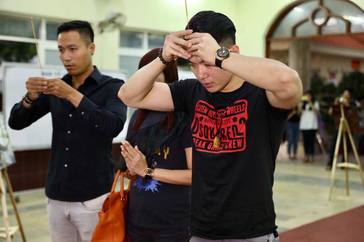NSƯT Kim Xuân, Lê Thiện... khóc nức nở khi đến viếng Lê Bình - Ảnh 23. NSƯT Kim Xuân, Lê Thiện... khóc nức nở khi đến viếng Lê Bình - Ảnh 23.