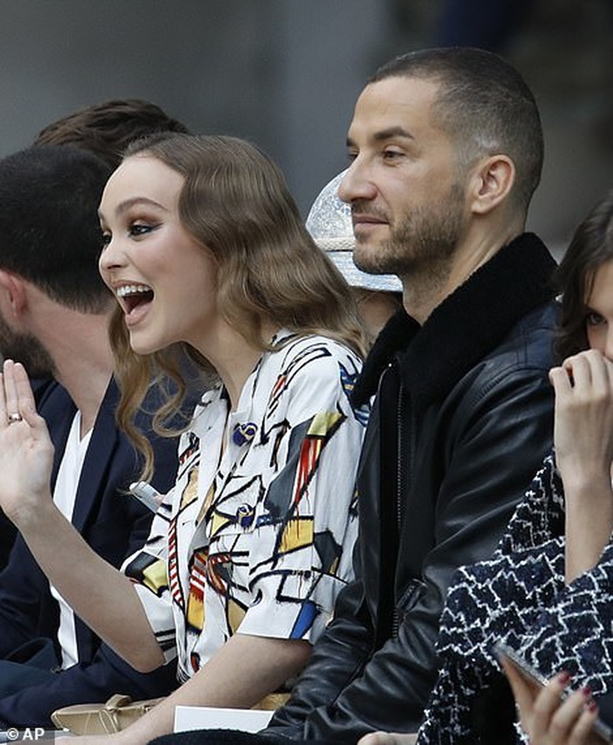 Con g&aacute;i Johnny Depp rạng rỡ đi xem thời trang - Ảnh 6.