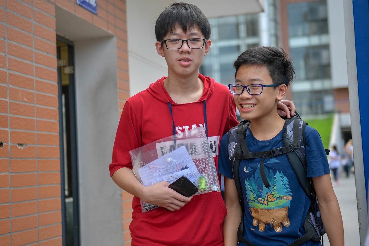 Thí sinh trường Amsterdam thở phào, cười rạng rỡ kết thúc bài thi chuyên - Ảnh 3.