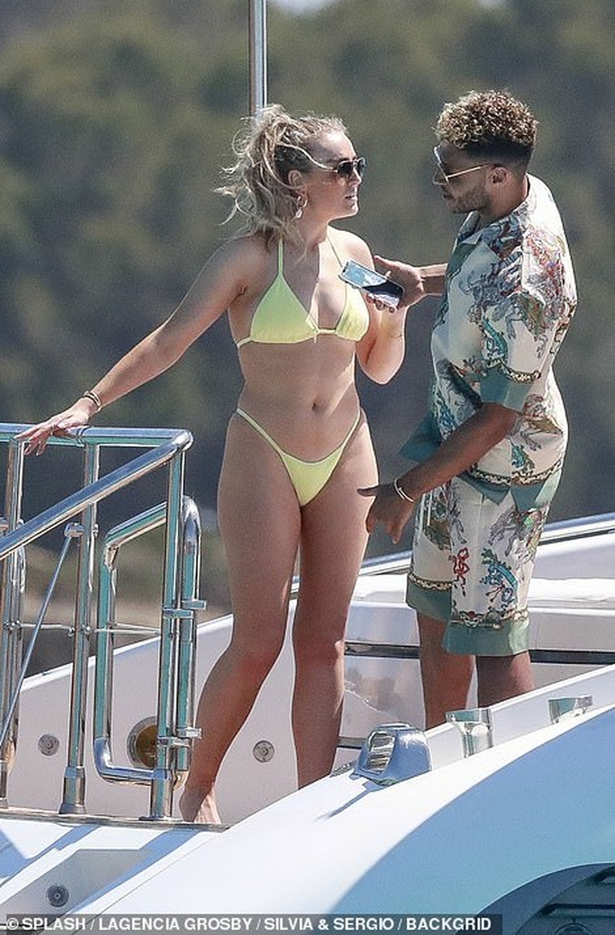 Perrie Edwards tình tứ hôn bạn trai trên du thuyền - Ảnh 3. Perrie Edwards tình tứ hôn bạn trai trên du thuyền - Ảnh 3.