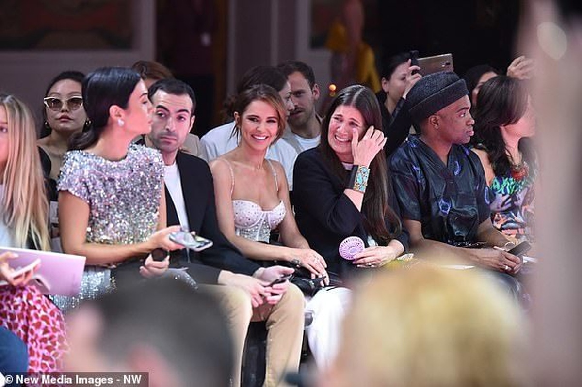 Cheryl bất ngờ mặc áo hở bạo - Ảnh 12. Cheryl bất ngờ mặc áo hở bạo - Ảnh 12.