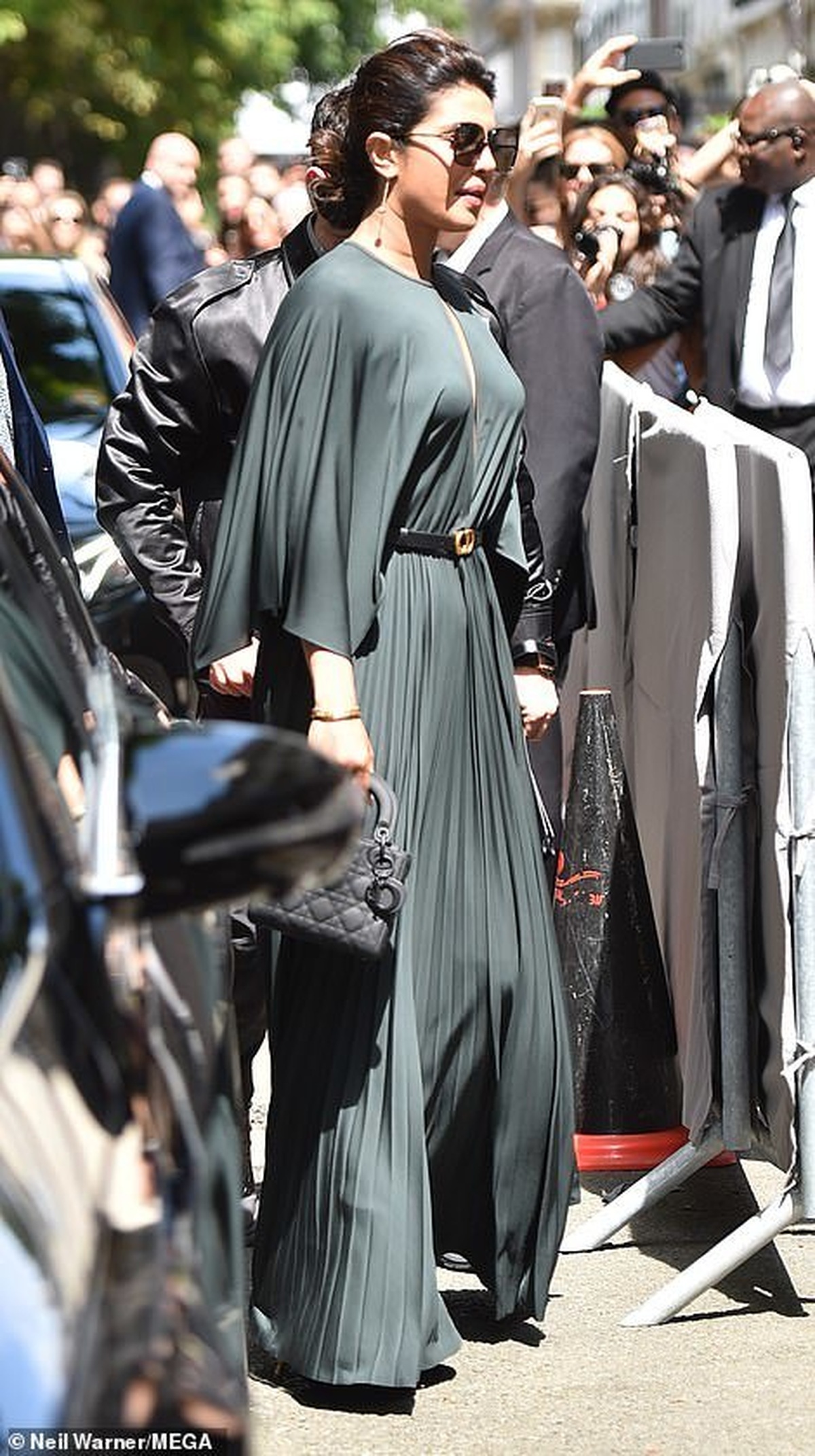 Nick Jonas hạnh phúc đưa vợ hơn 10 tuổi đi xem thời trang - Ảnh 5. Nick Jonas hạnh phúc đưa vợ hơn 10 tuổi đi xem thời trang - Ảnh 5.