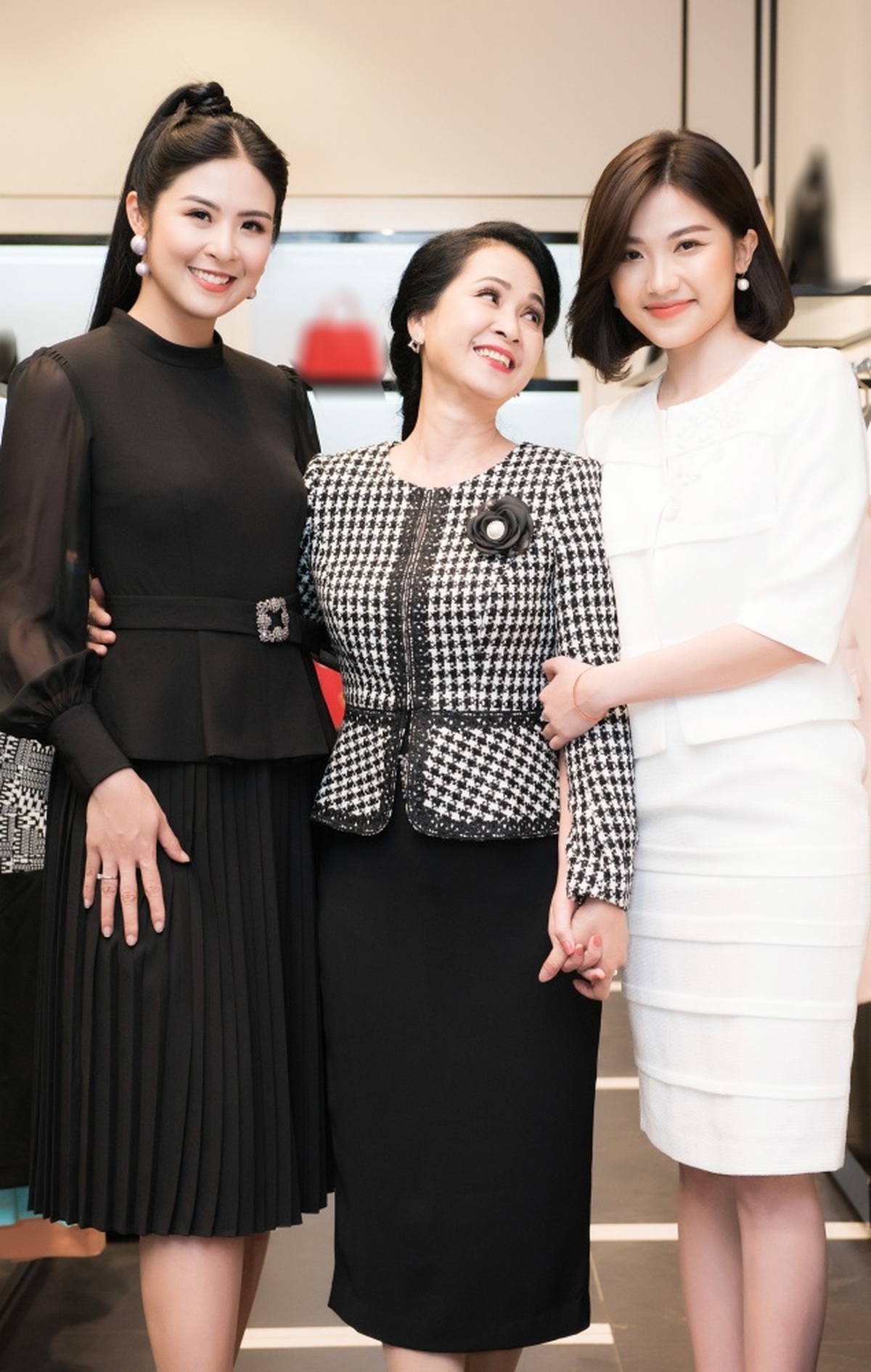 Hai “tiểu tam bị ghét nhất màn ảnh” Quỳnh Nga, Lương Thanh “đụng độ” nhau - Ảnh 11. Hai “tiểu tam bị ghét nhất màn ảnh” Quỳnh Nga, Lương Thanh “đụng độ” nhau - Ảnh 11.