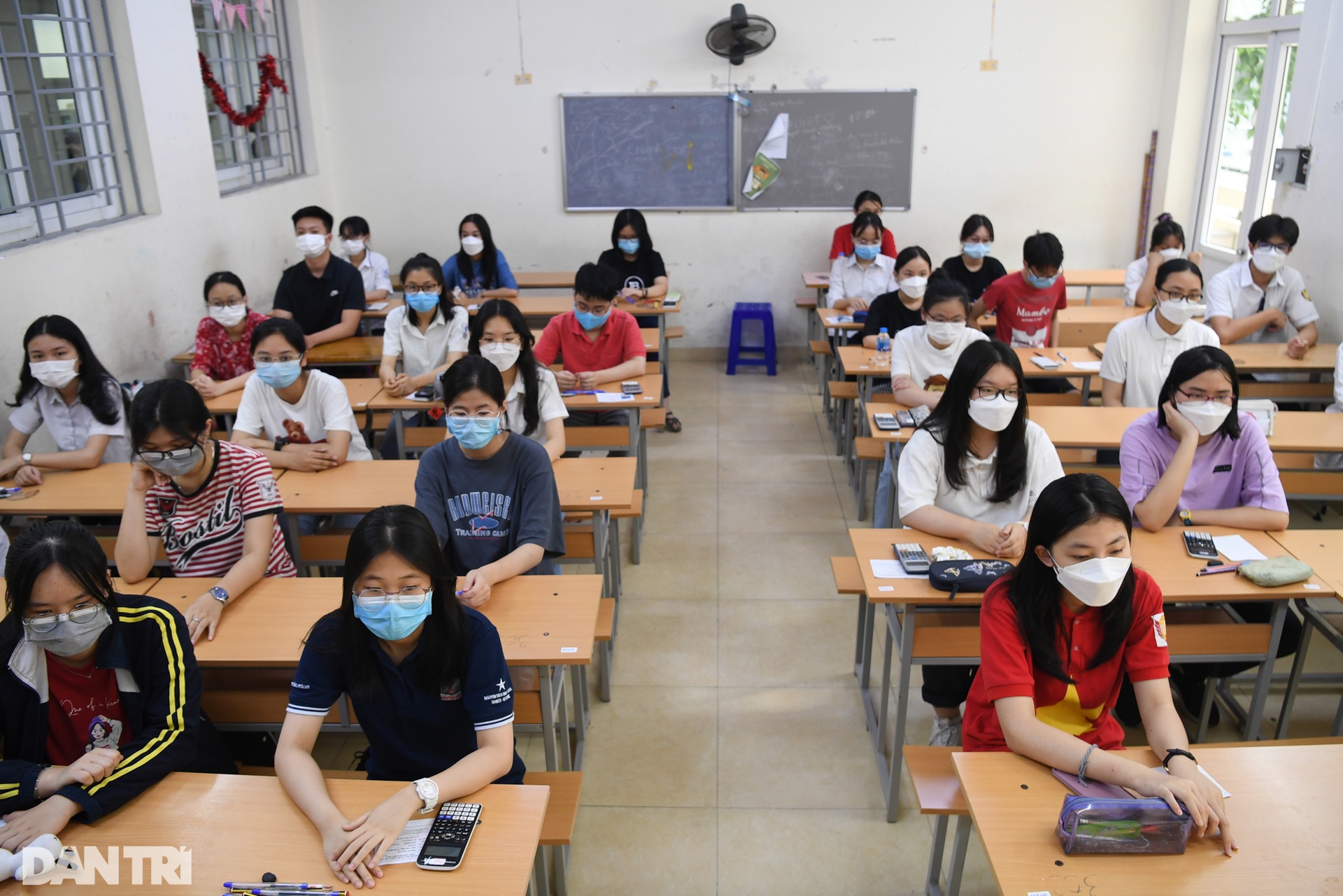 Thí sinh một mình một phòng ở kỳ thi căng thẳng vào lớp 10 trường chuyên HN