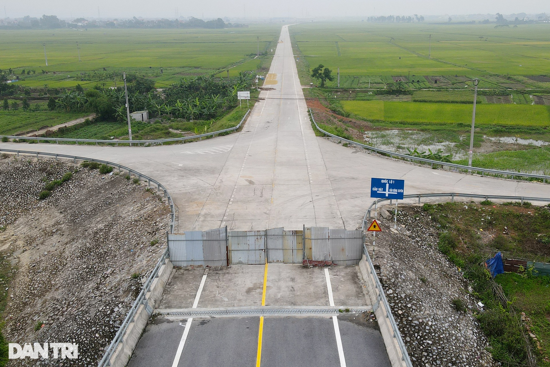 Cây cầu trăm tỷ xây xong bị bỏ hoang 2 năm trên đường vành đai 4 ở Hà Nội - 10