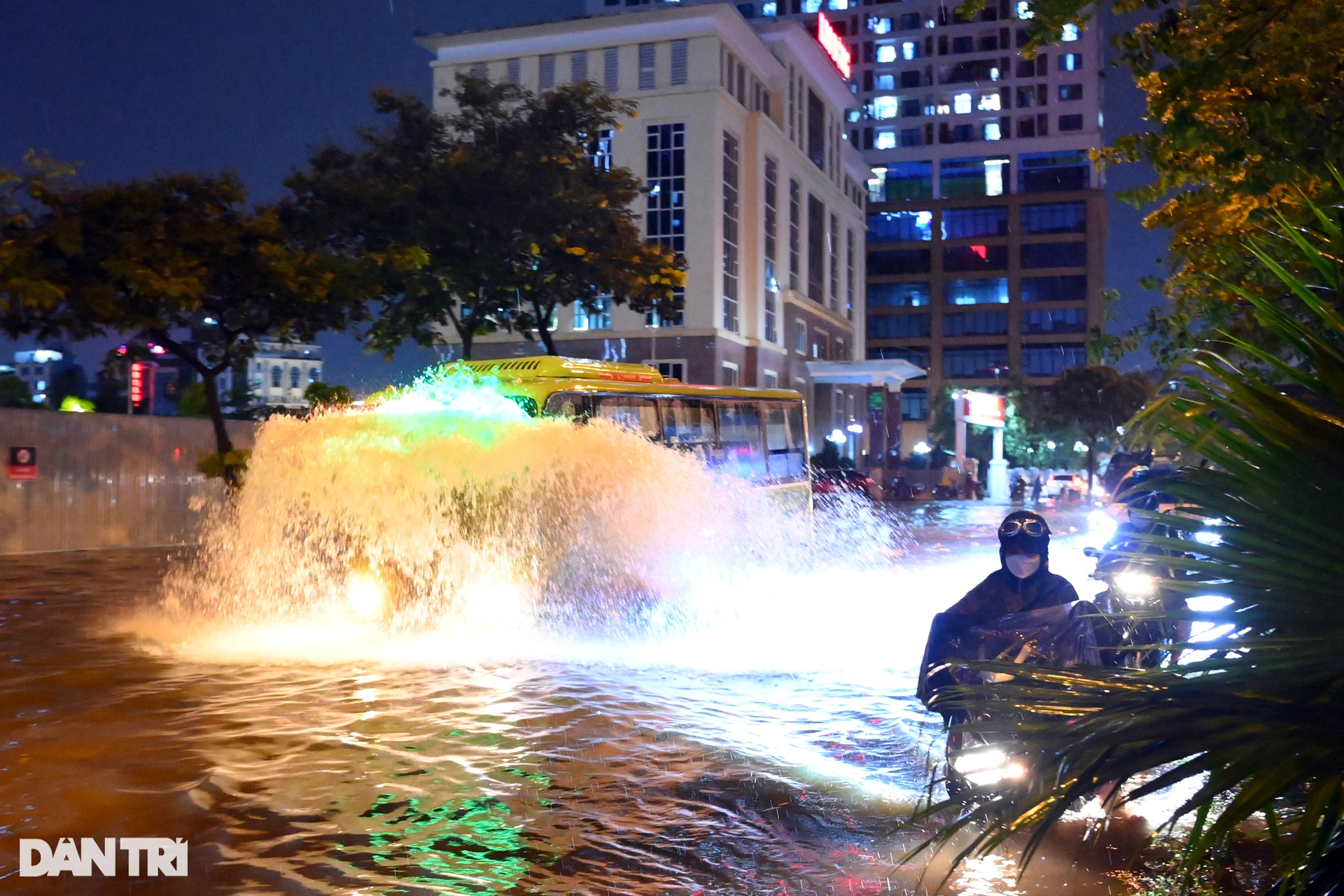 Mưa lớn ở Hà Nội, nhiều xe sang bay biển số, ngập sâu trong nước - 8