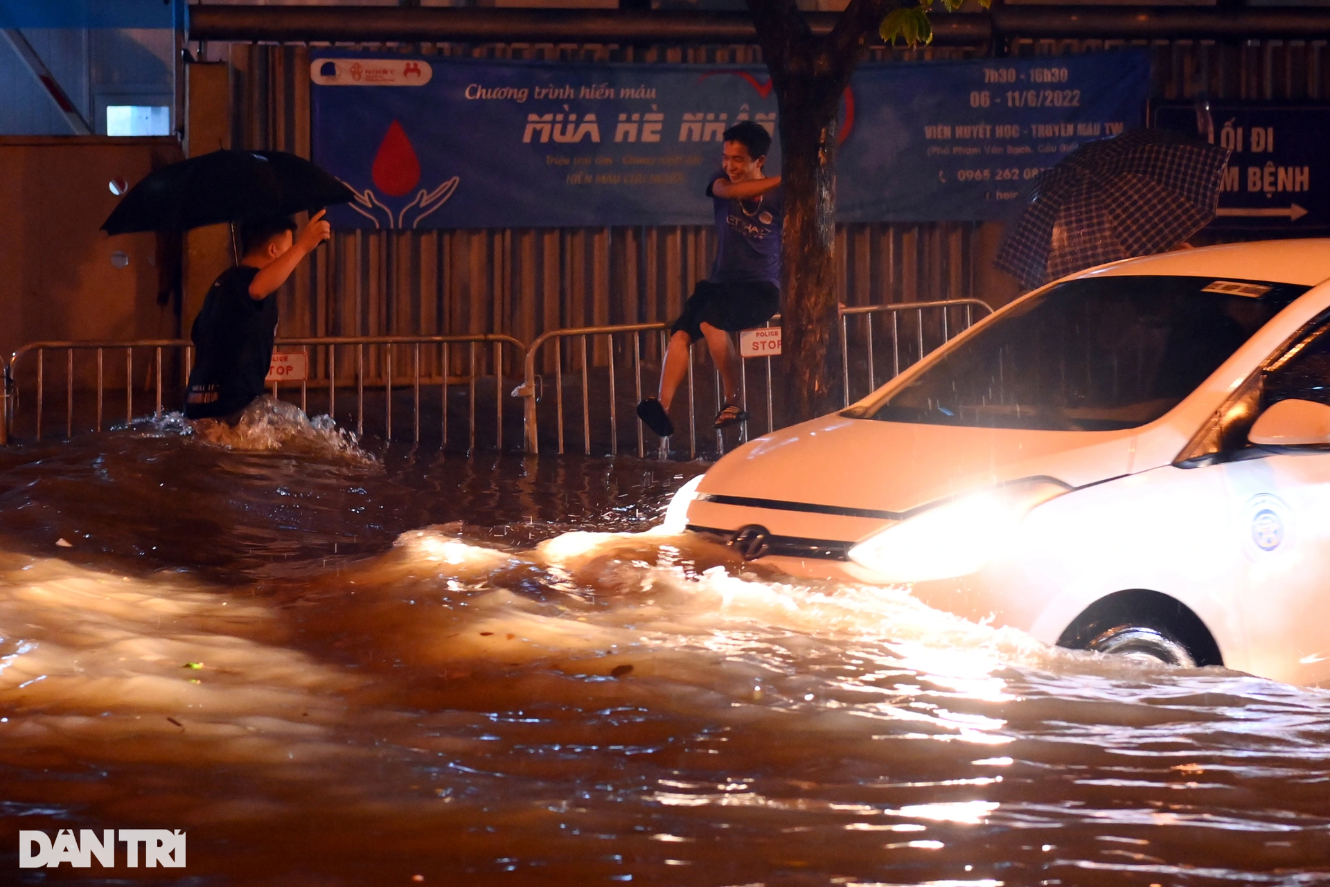 Mưa lớn ở Hà Nội, nhiều xe sang bay biển số, ngập sâu trong nước - 12