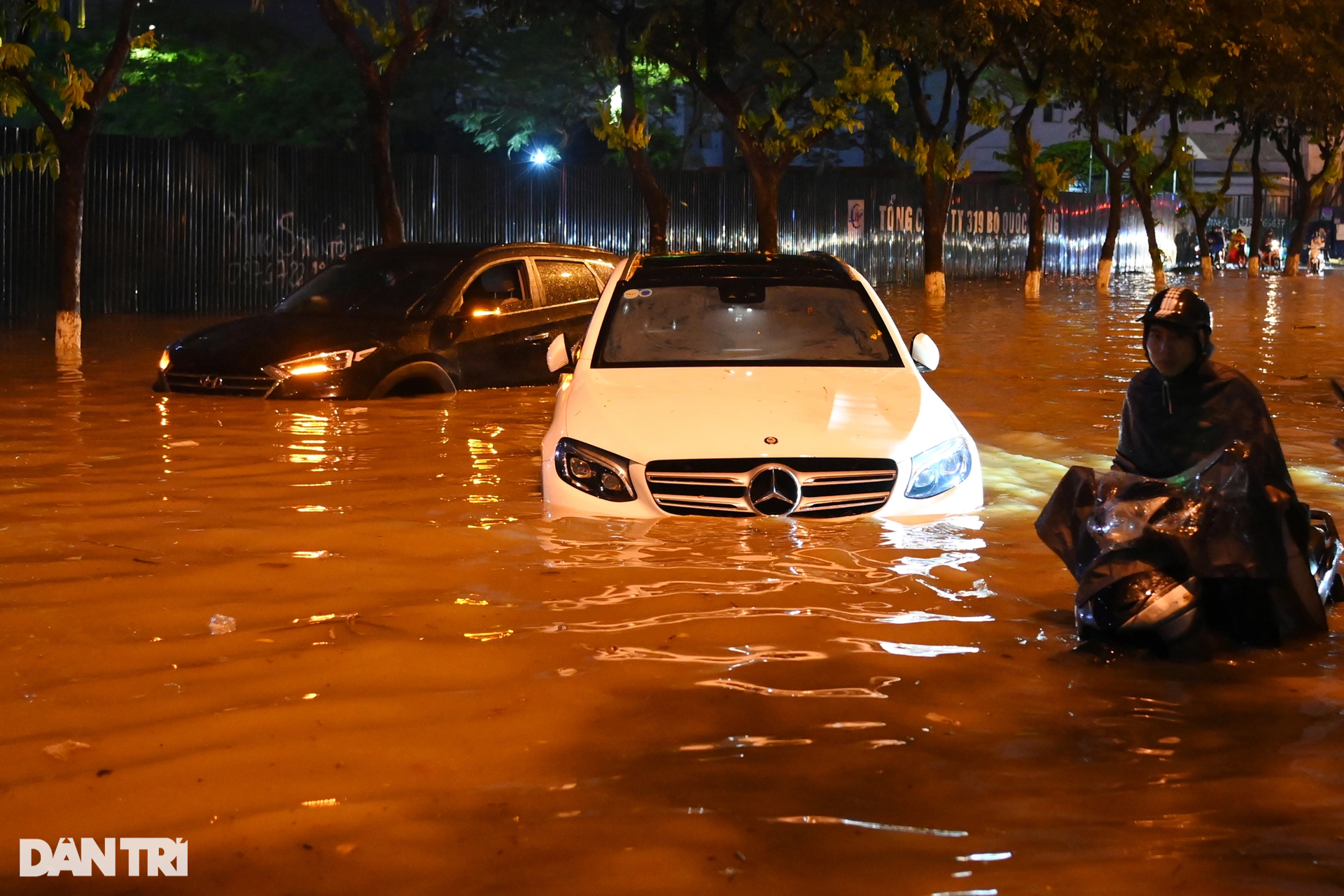 Mưa lớn ở Hà Nội, nhiều xe sang bay biển số, ngập sâu trong nước - 2