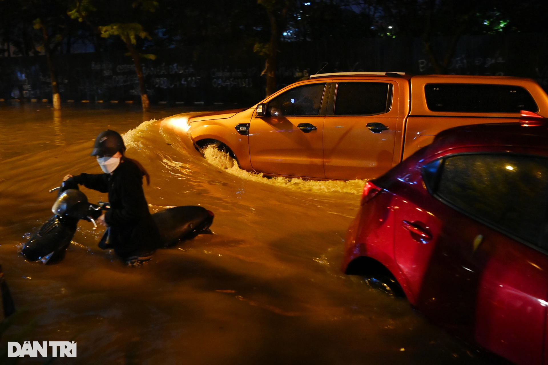 Mưa lớn ở Hà Nội, nhiều xe sang bay biển số, ngập sâu trong nước - 4