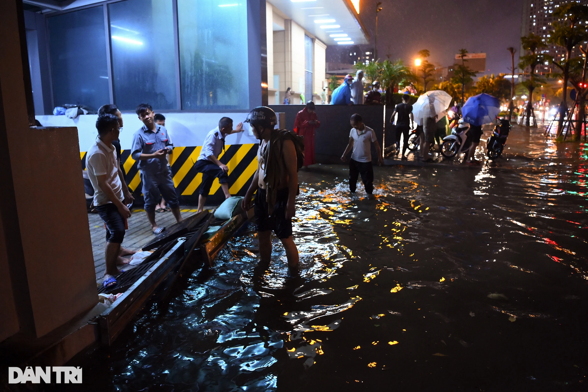 Mưa lớn ở Hà Nội, nhiều xe sang bay biển số, ngập sâu trong nước - 17