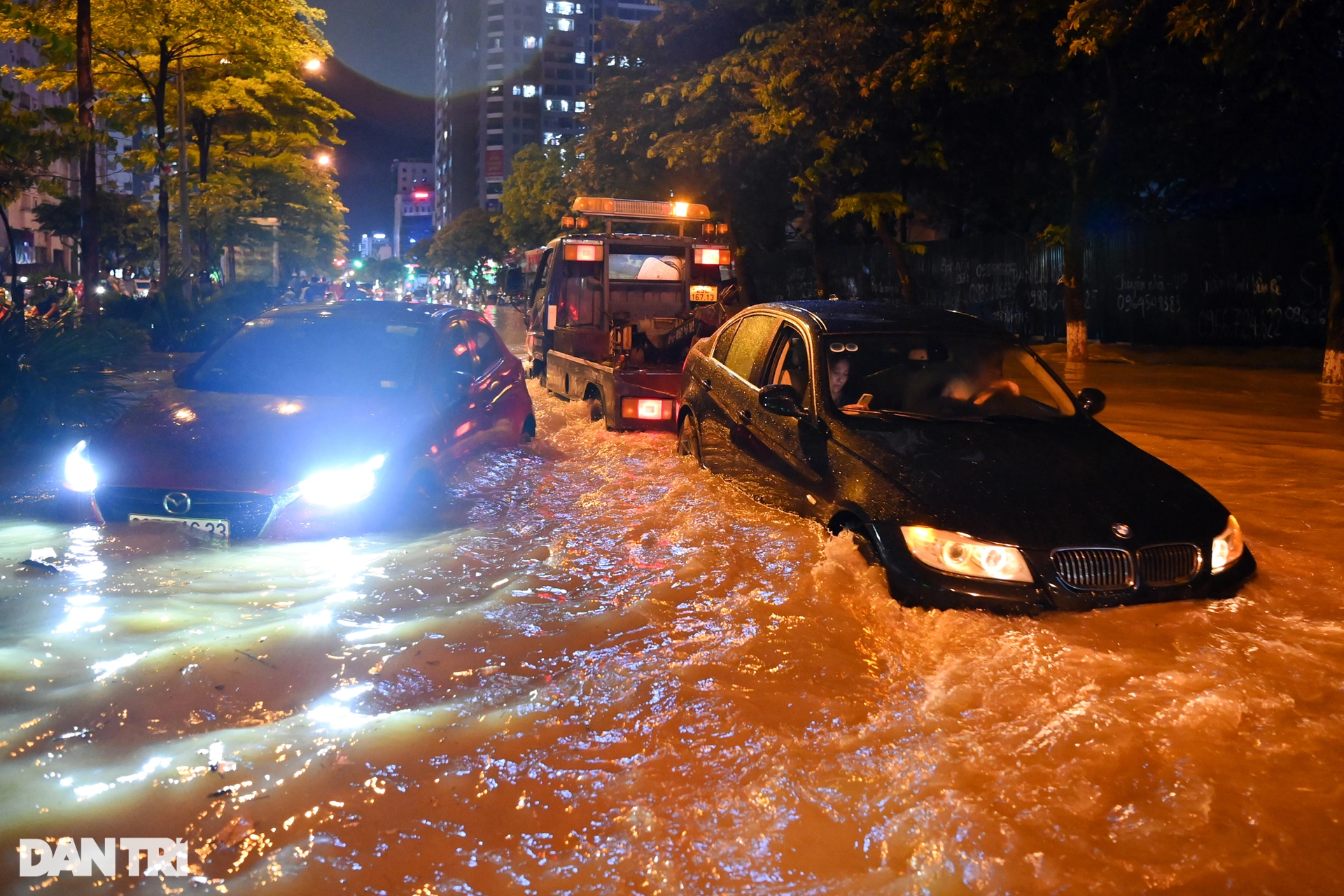 Mưa lớn ở Hà Nội, nhiều xe sang bay biển số, ngập sâu trong nước - 7