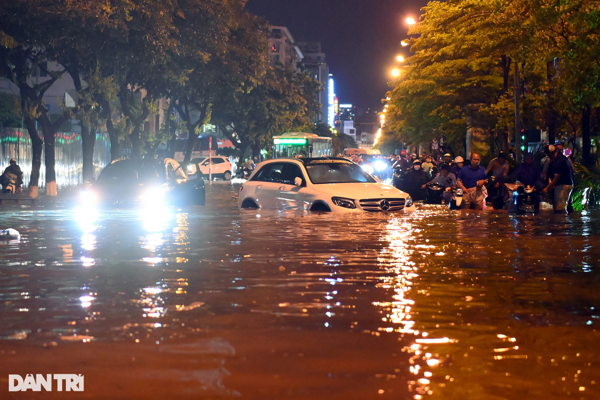 Mưa lớn ở Hà Nội, nhiều xe sang bay biển số, ngập sâu trong nước - 1