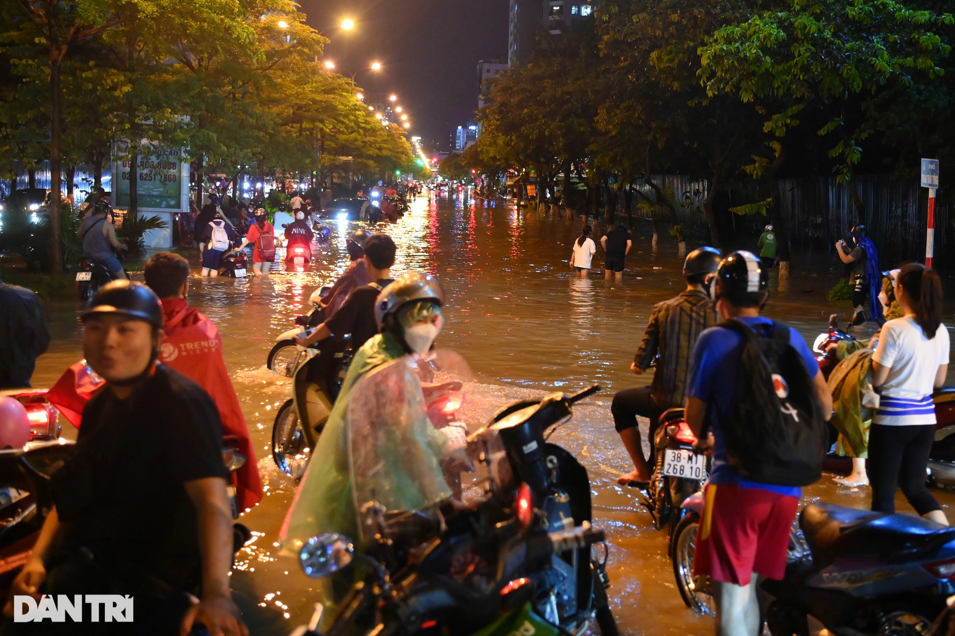 Mưa lớn ở Hà Nội, nhiều xe sang bay biển số, ngập sâu trong nước - 18