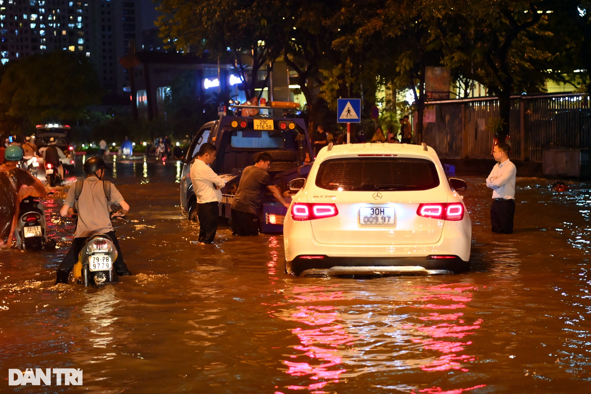 Mưa lớn ở Hà Nội, nhiều xe sang bay biển số, ngập sâu trong nước - 6