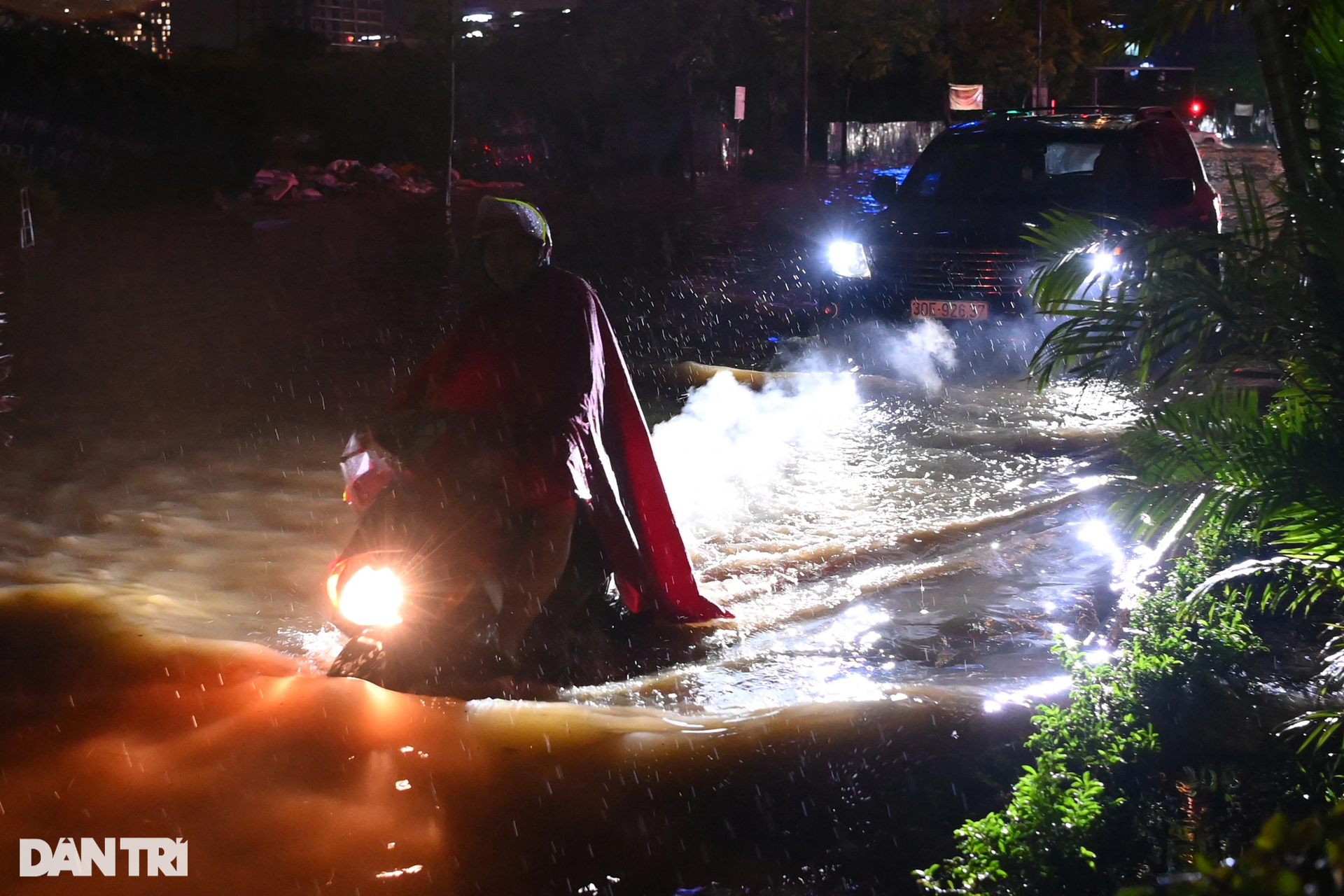 Mưa lớn ở Hà Nội, nhiều xe sang bay biển số, ngập sâu trong nước - 14