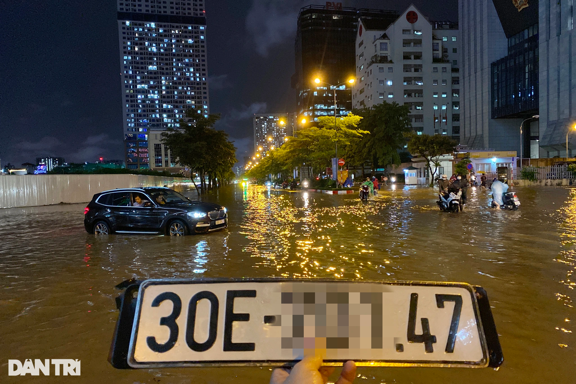 Mưa lớn ở Hà Nội, nhiều xe sang bay biển số, ngập sâu trong nước - 10
