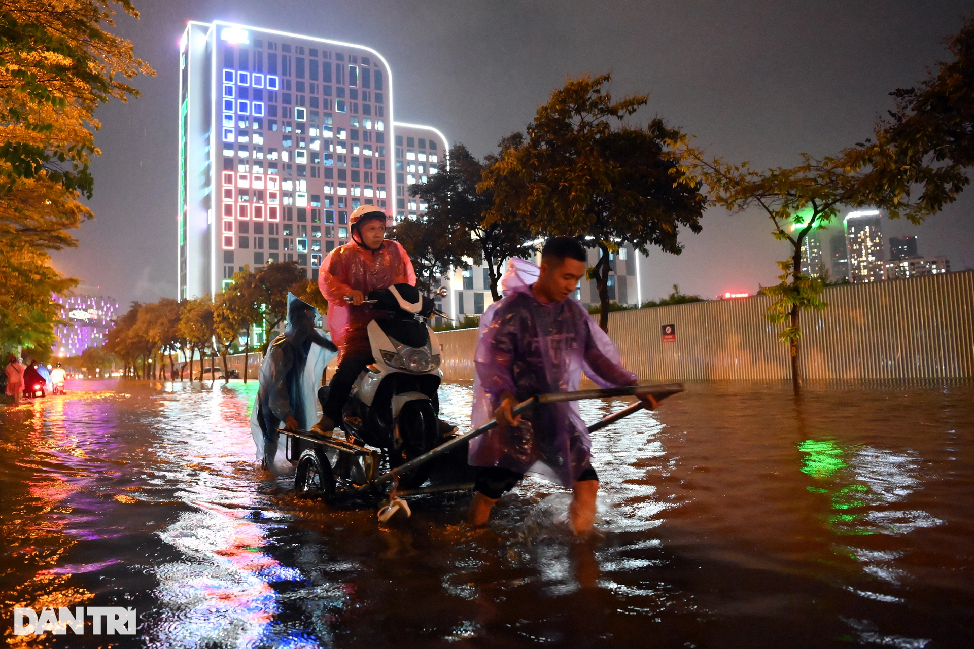 Mưa lớn ở Hà Nội, nhiều xe sang bay biển số, ngập sâu trong nước - 16