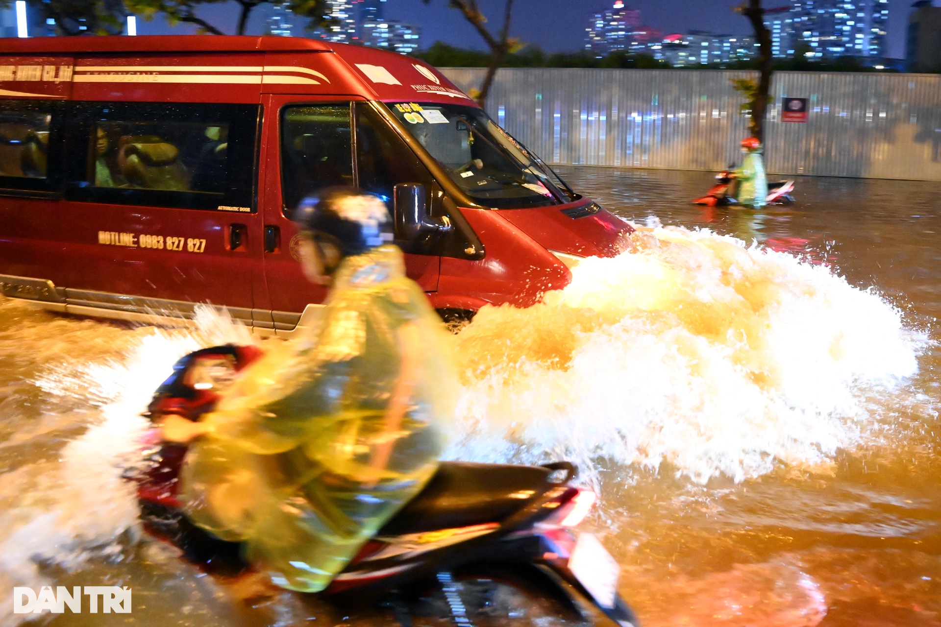 Mưa lớn ở Hà Nội, nhiều xe sang bay biển số, ngập sâu trong nước - 9