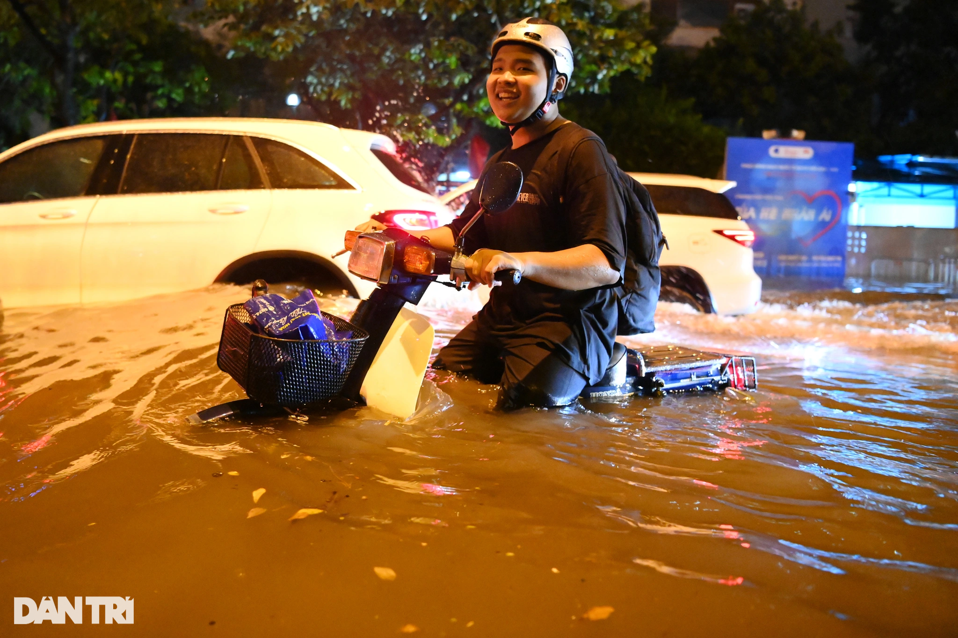 Mưa lớn ở Hà Nội, nhiều xe sang bay biển số, ngập sâu trong nước - 11