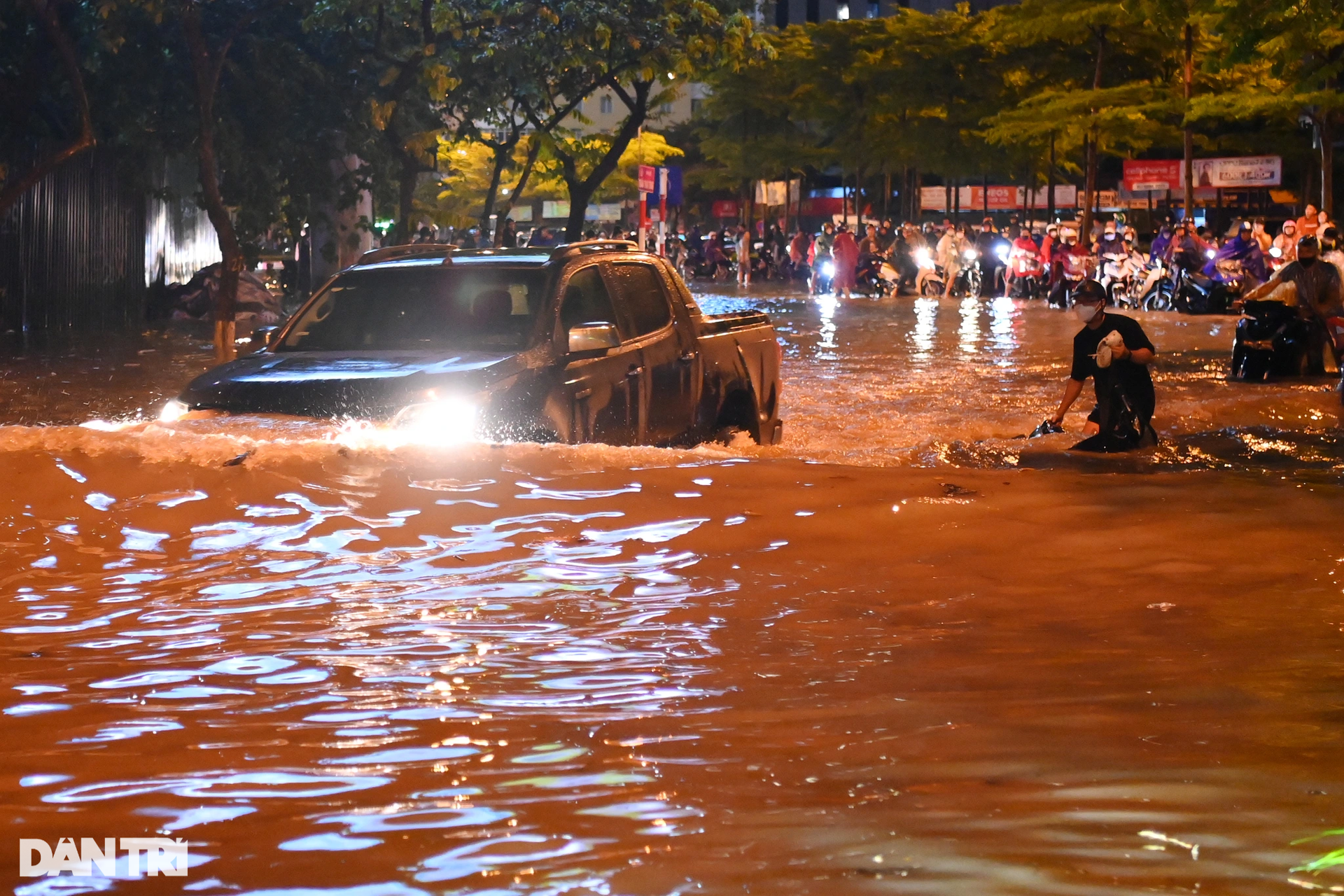 Người dân khổ sở tìm lối đi khi Hà Nội cứ có mưa là ngập khắp nơi - 9