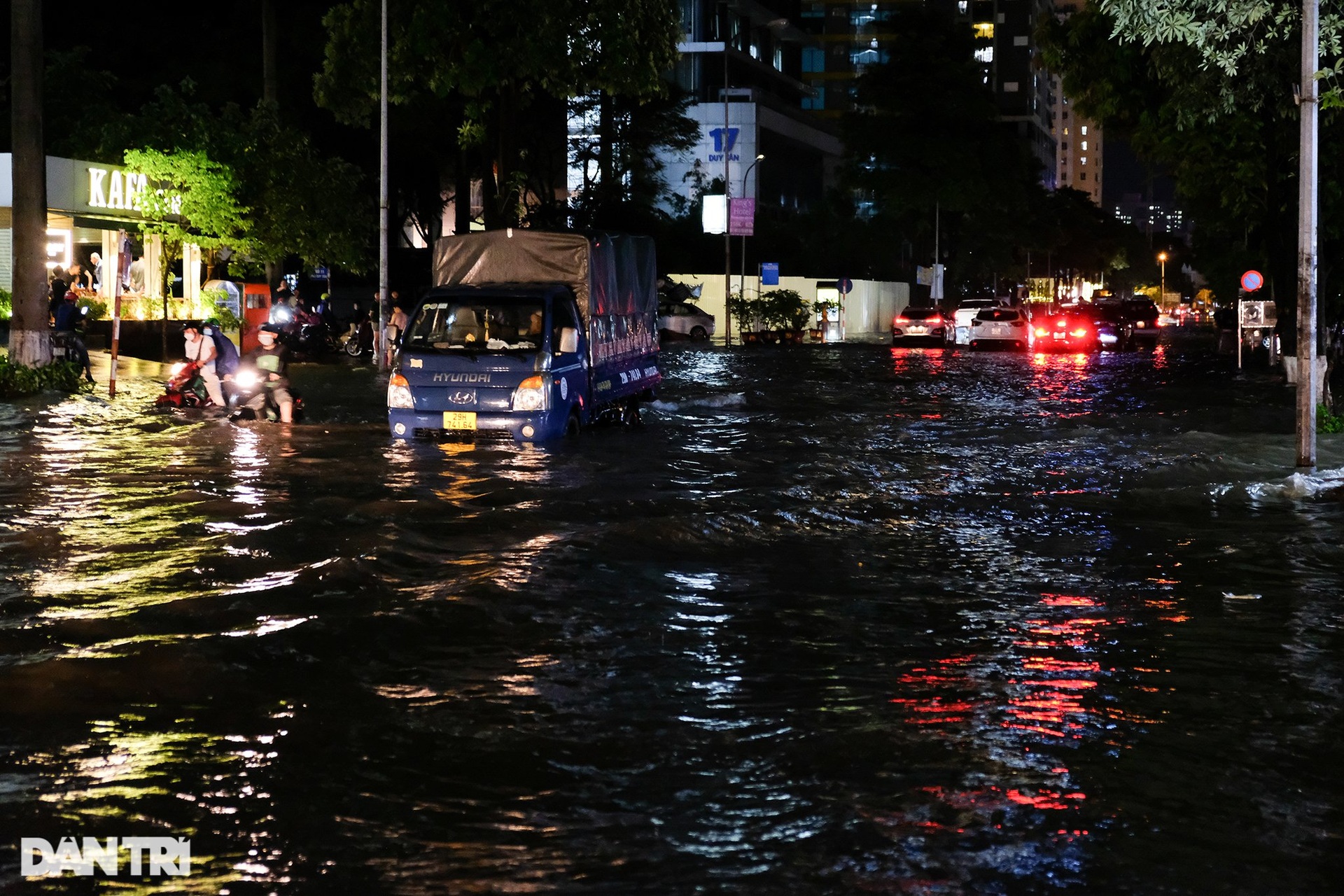 Người dân khổ sở tìm lối đi khi Hà Nội cứ có mưa là ngập khắp nơi - 11