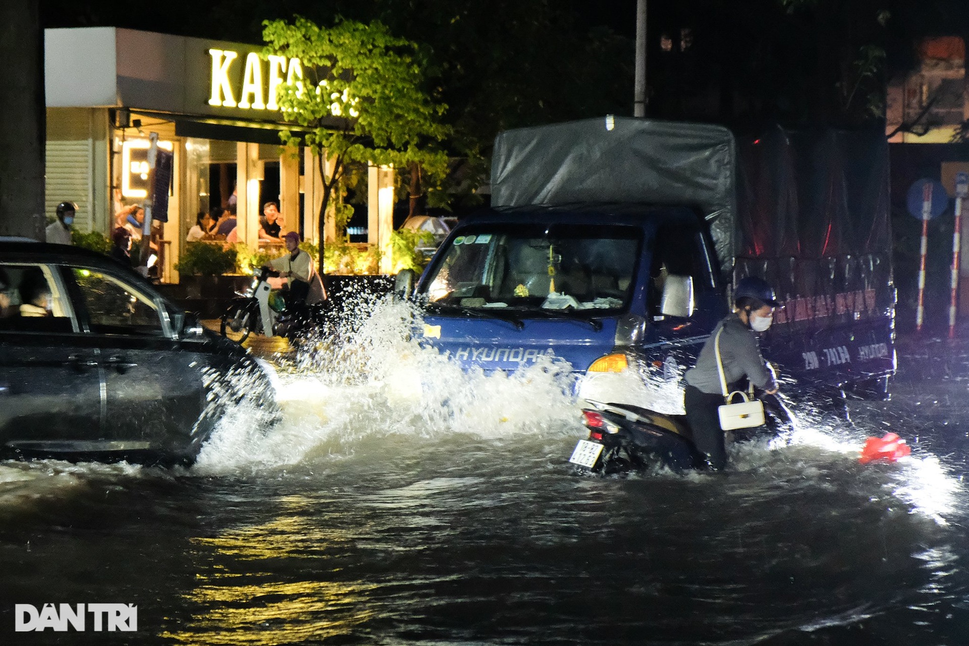 Người dân khổ sở tìm lối đi khi Hà Nội cứ có mưa là ngập khắp nơi - 12