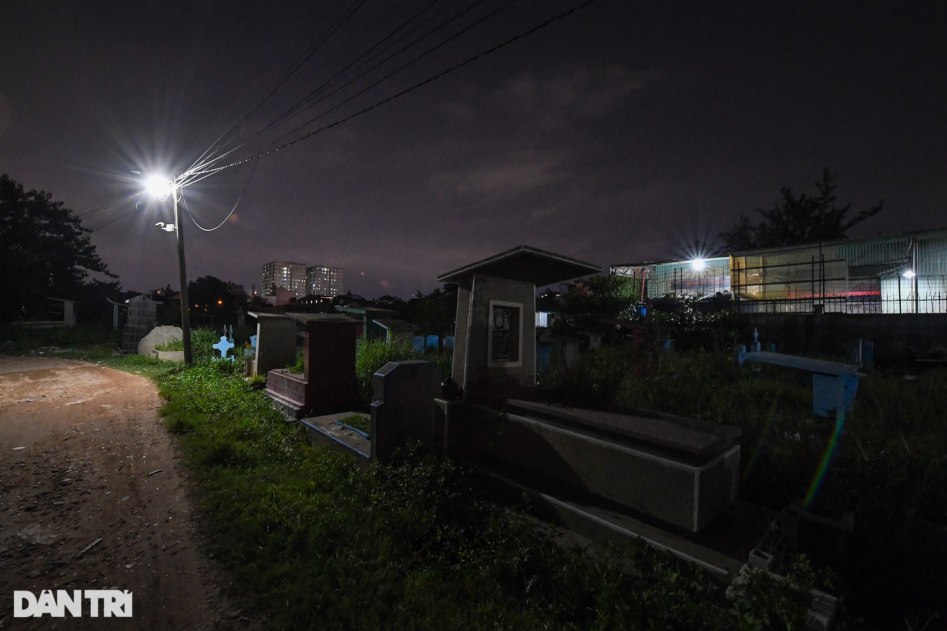 Hàng chục hộ dân sinh sống giữa nghĩa trang lớn nhất TPHCM trong nhiều năm - 3