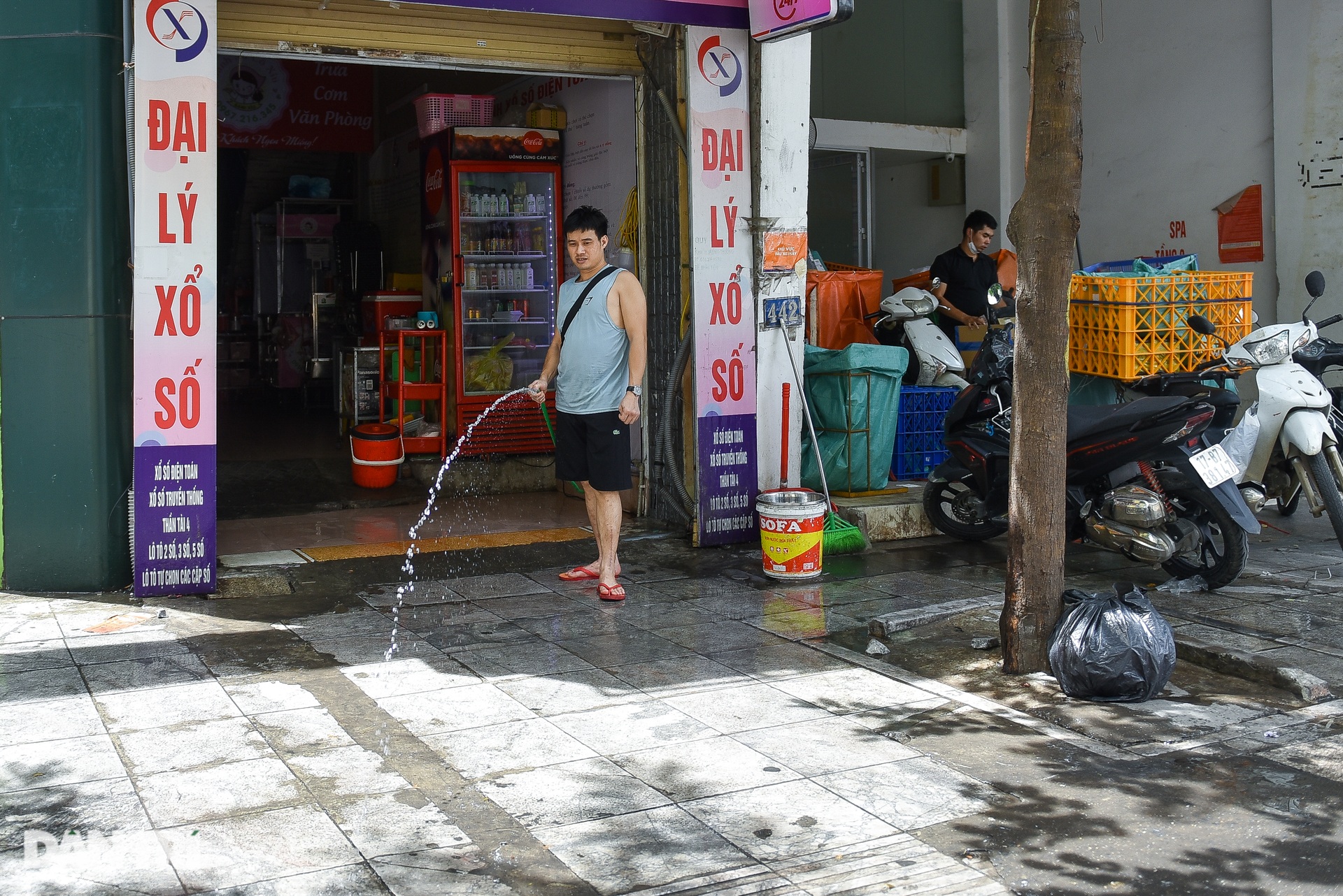 Trùm khăn ướt, đeo mặt nạ trong ngày Hà Nội nắng nóng 40 độ C - 7