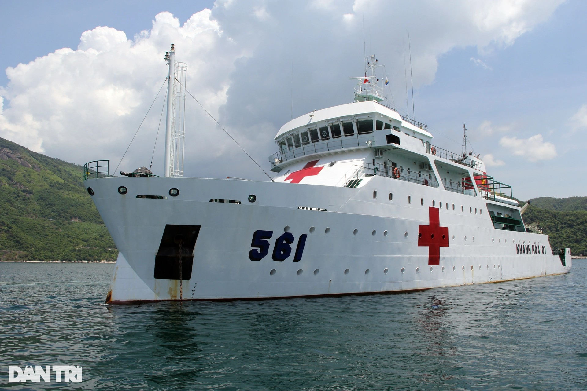 Khám chữa bệnh miễn phí tại tàu bệnh viện 2000 tấn của Hải quân Việt Nam - 2