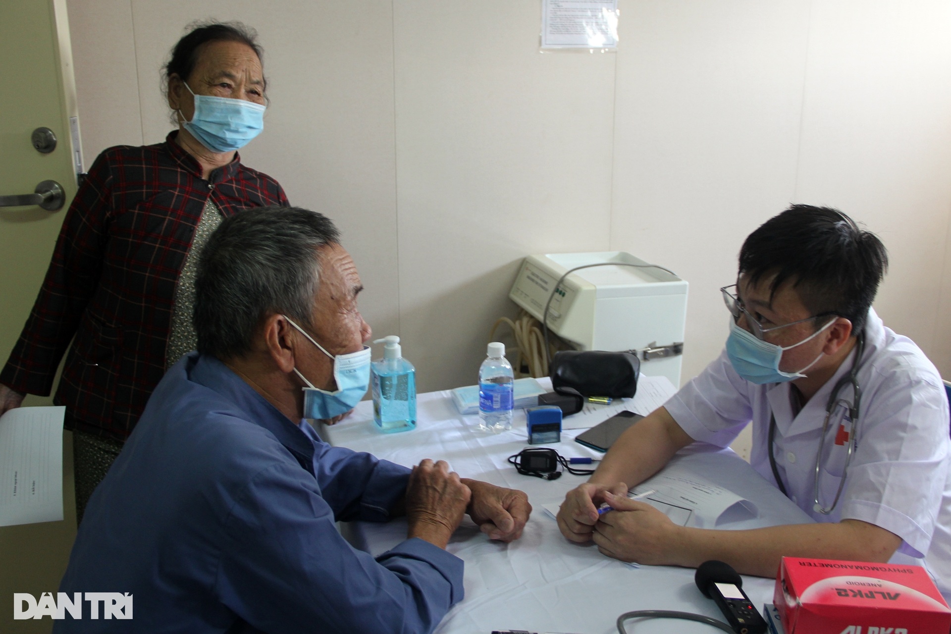 Khám chữa bệnh miễn phí tại tàu bệnh viện 2000 tấn của Hải quân Việt Nam - 5
