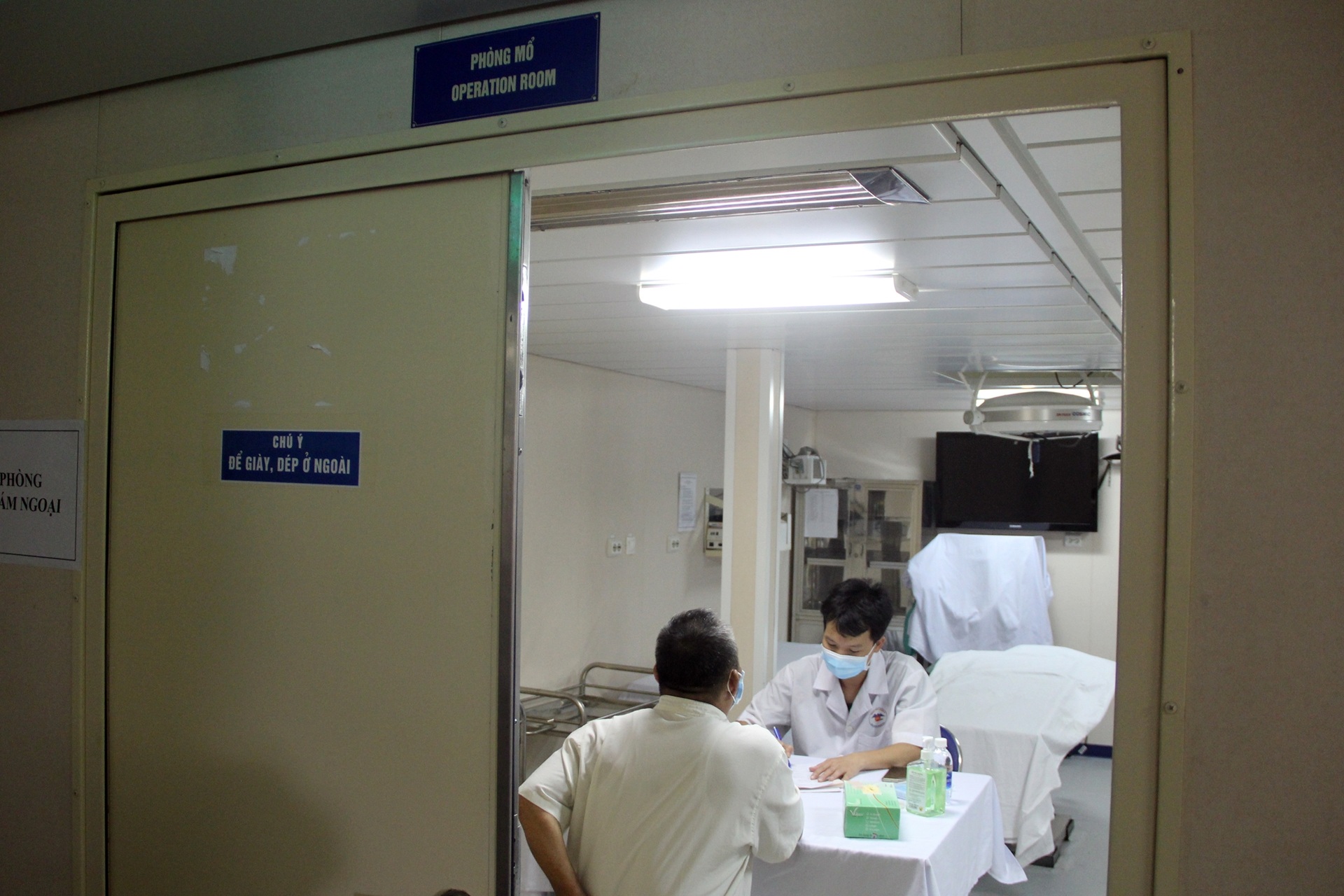 Khám chữa bệnh miễn phí tại tàu bệnh viện 2000 tấn của Hải quân Việt Nam - 9