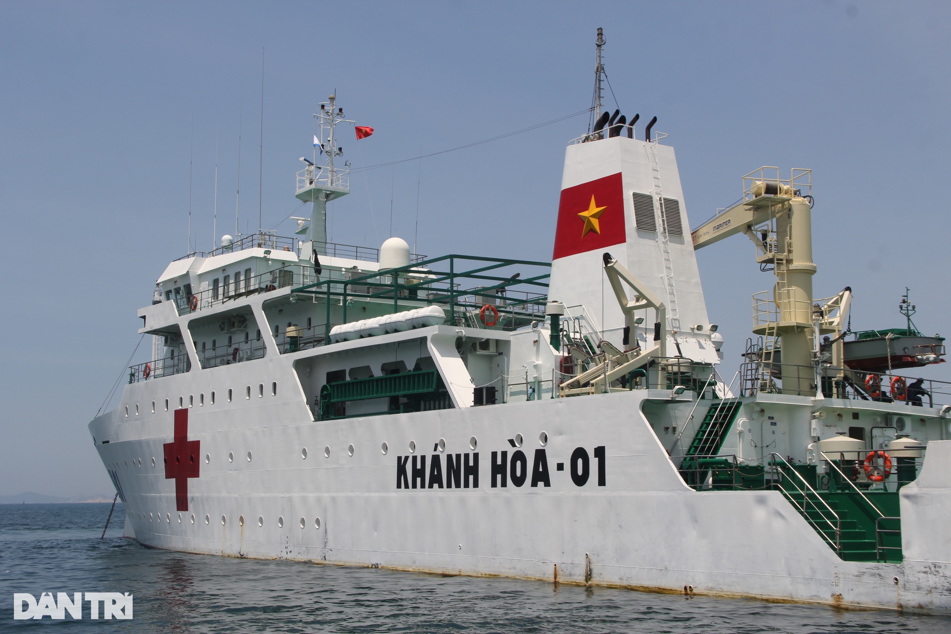 Khám chữa bệnh miễn phí tại tàu bệnh viện 2000 tấn của Hải quân Việt Nam - 3