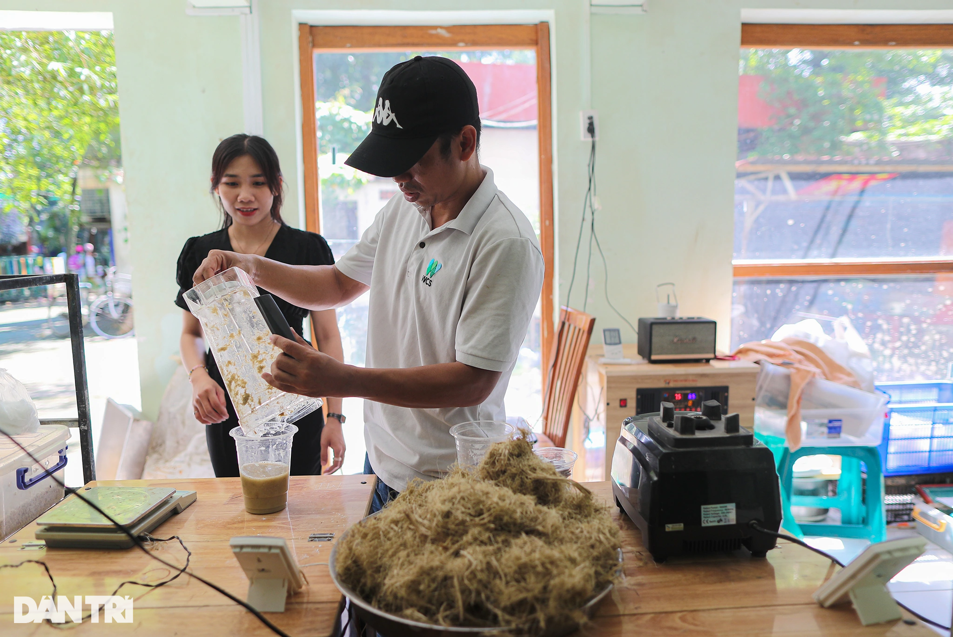 Độc đáo quy trình dùng tay làm giấy từ phân voi ở Thảo Cầm Viên - 9