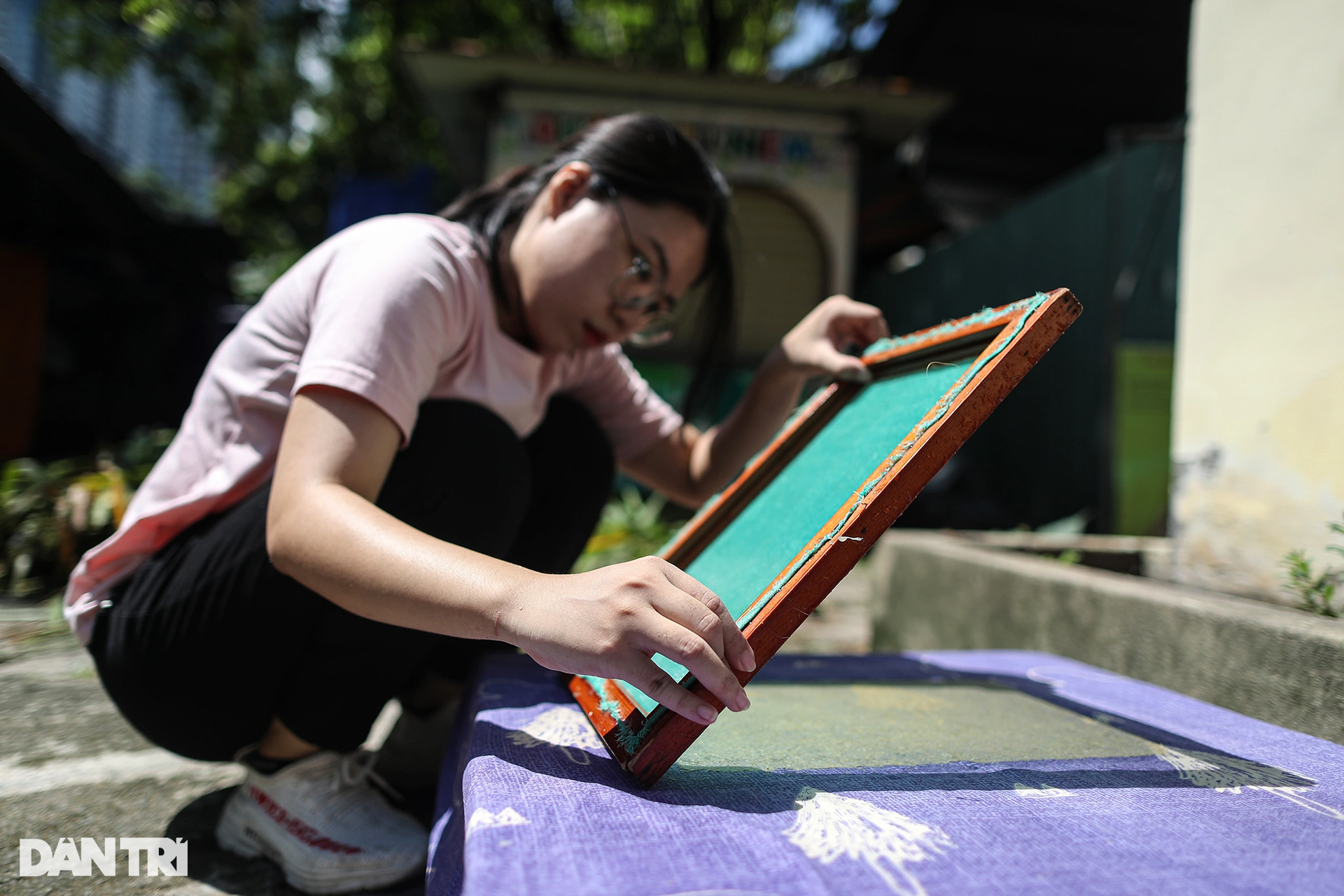 Độc đáo quy trình dùng tay làm giấy từ phân voi ở Thảo Cầm Viên - 12