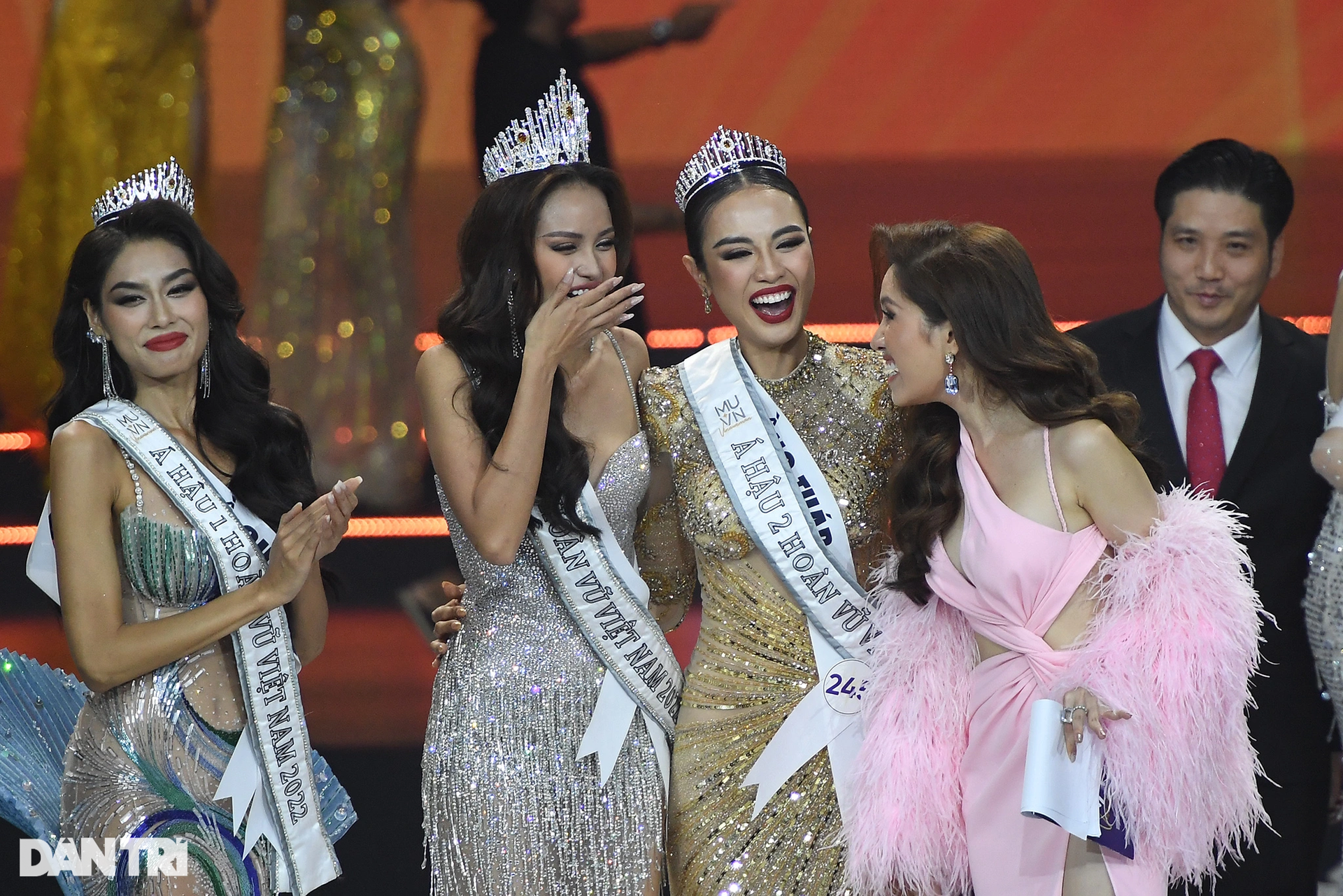 Hoa hậu Hoàn vũ 2022 Ngọc Châu xúc động chào ra mắt người dân TPHCM - 13