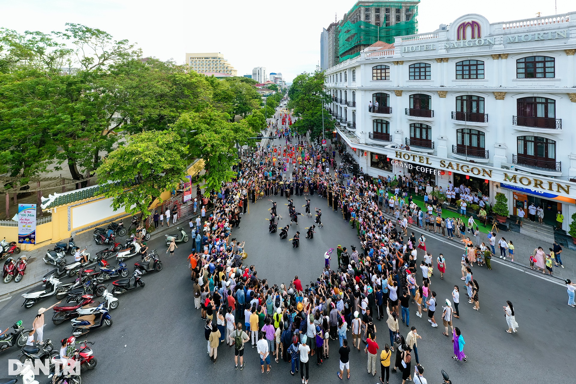 Rực rỡ sắc màu lễ hội đường phố tại Festival Huế 2022 - 1