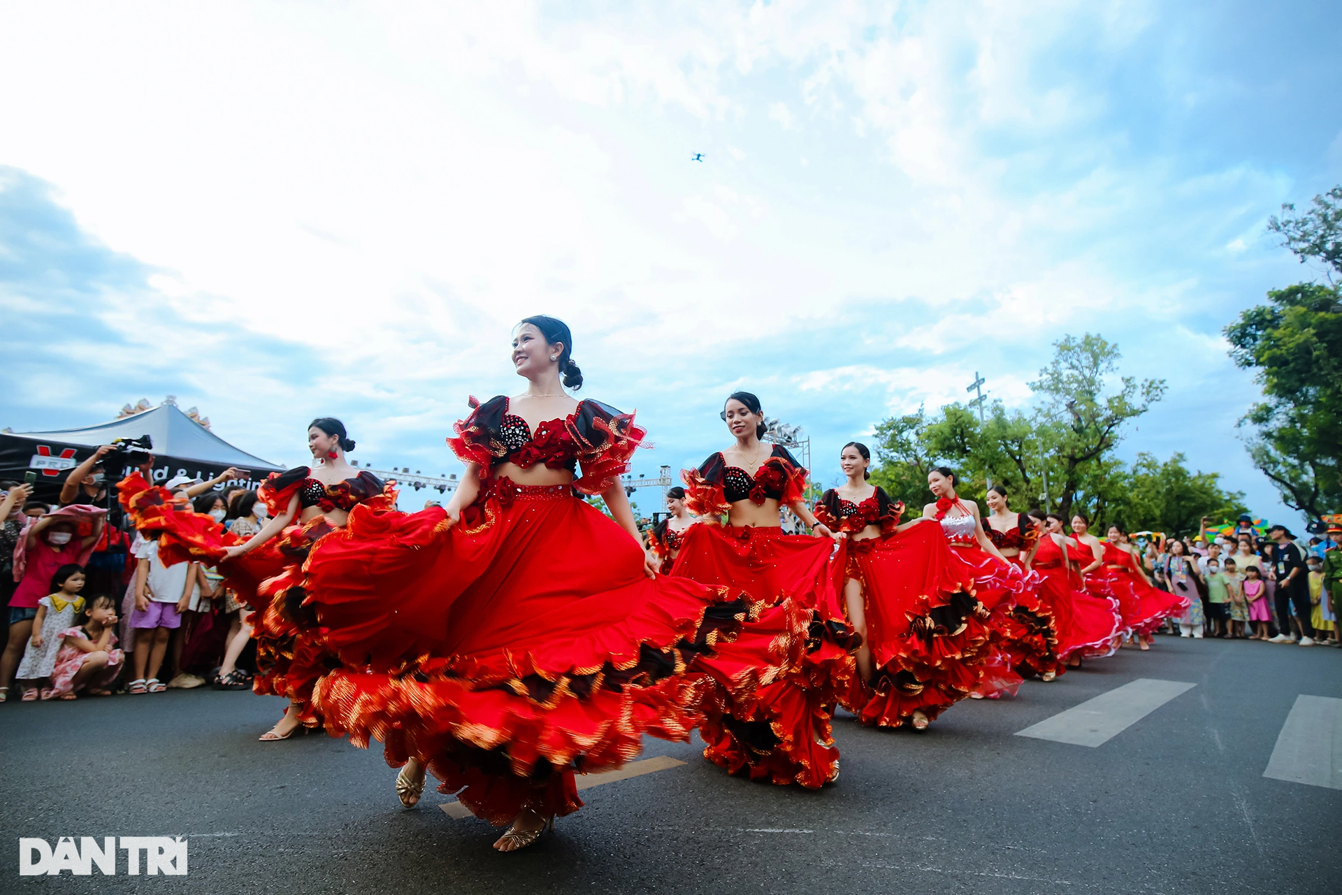 Rực rỡ sắc màu lễ hội đường phố tại Festival Huế 2022