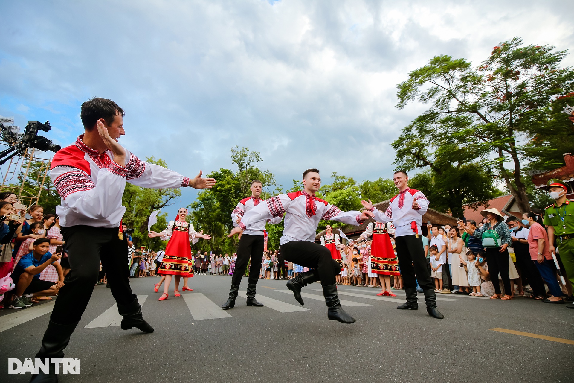 Rực rỡ sắc màu lễ hội đường phố tại Festival Huế 2022 - 6