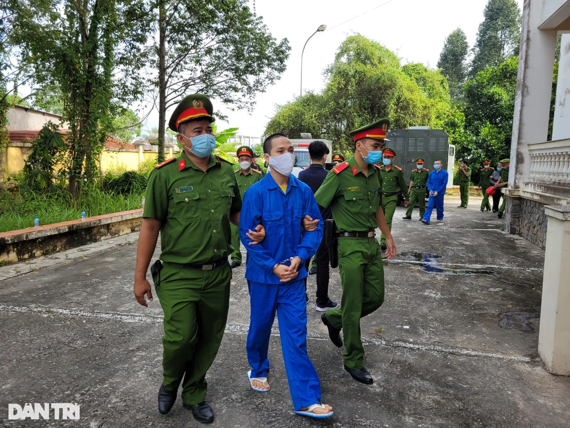 Đông đảo YouTuber, người dân livestream phiên tòa xét xử ông Lê Tùng Vân - 2