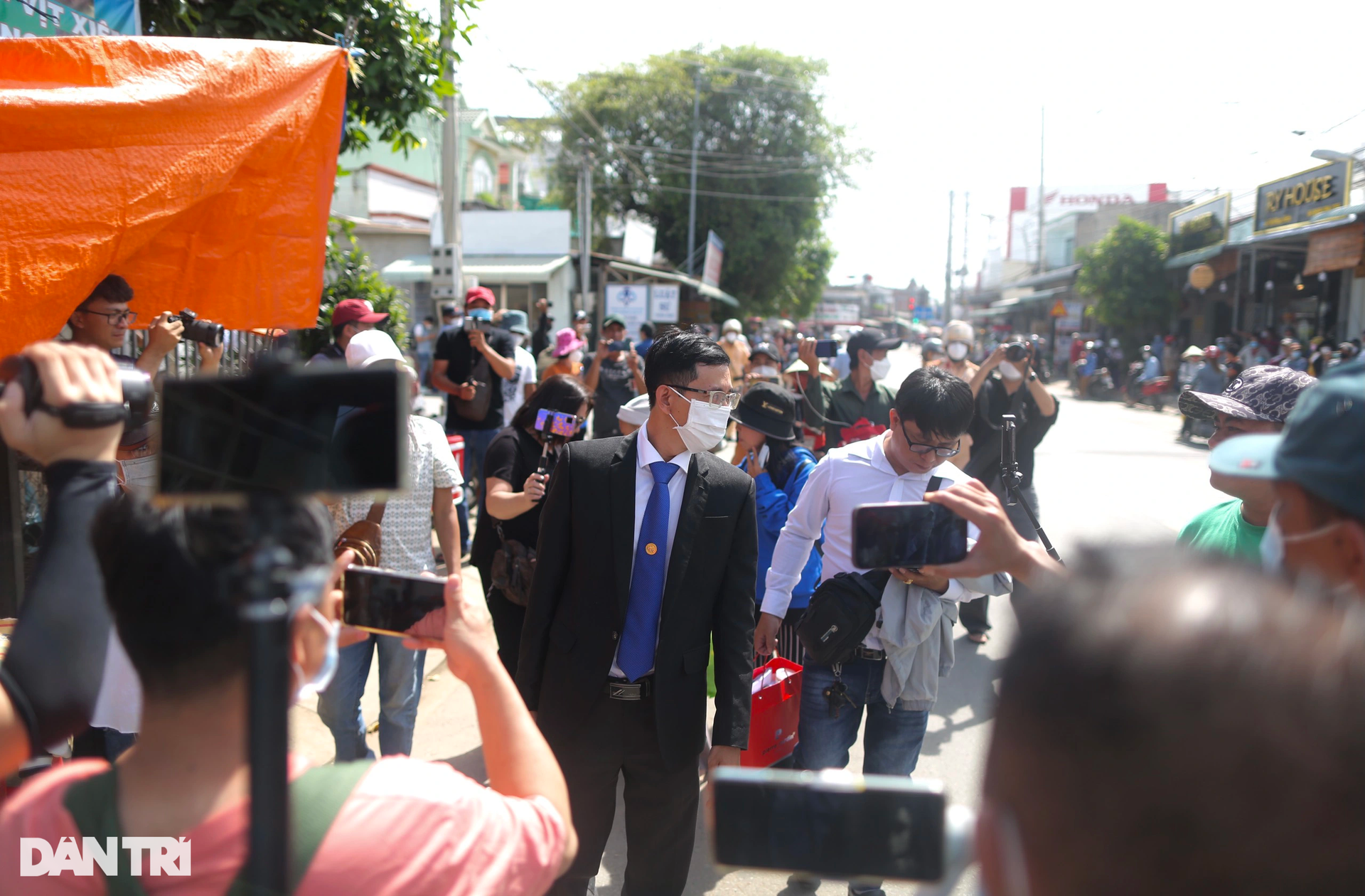 Đông đảo YouTuber, người dân livestream phiên tòa xét xử ông Lê Tùng Vân - 9