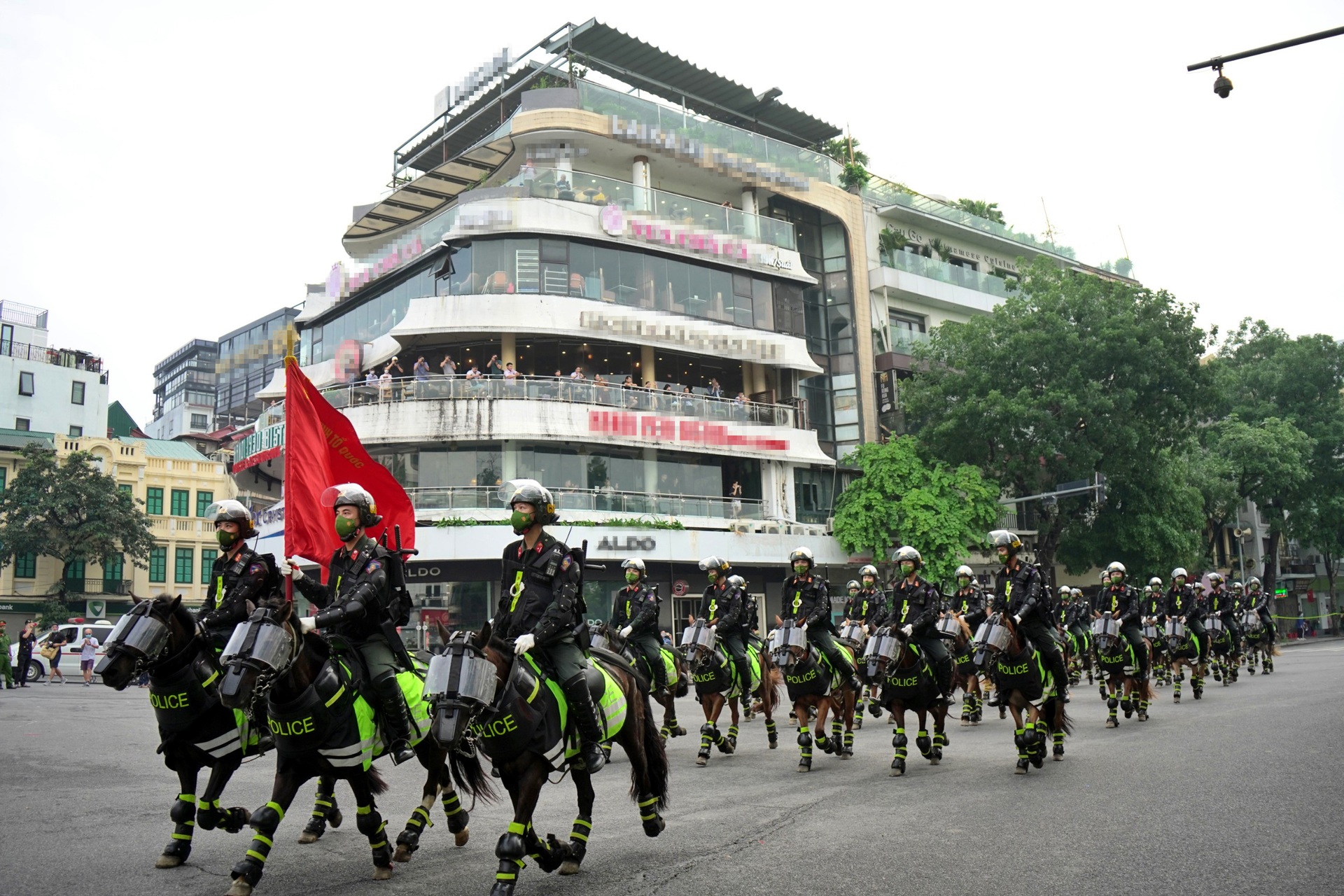 Mãn nhãn hình ảnh CSCĐ Kỵ binh diễu hành quanh phố đi bộ hồ Gươm - 15