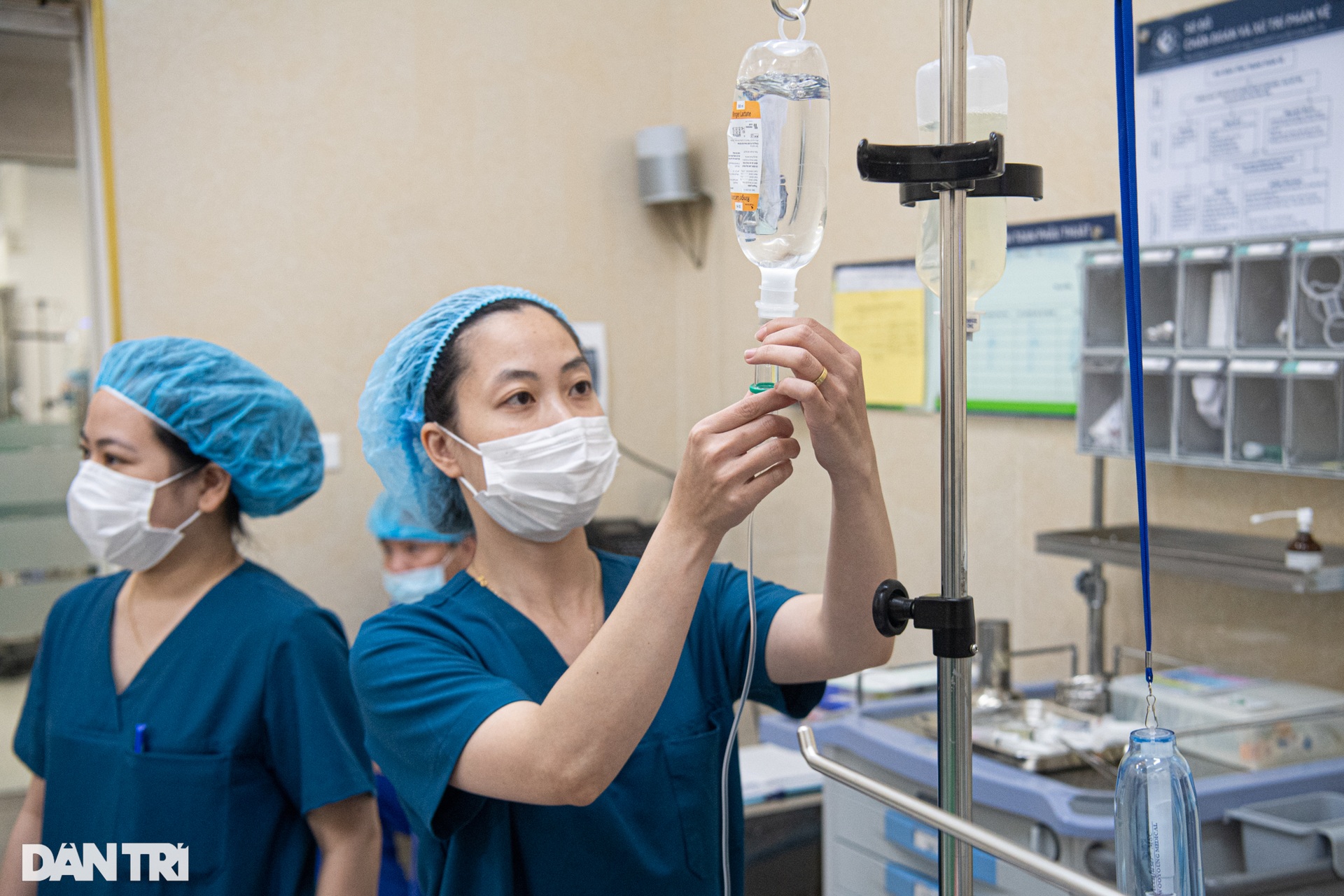 Bên trong phòng mổ đẻ: Sản phụ từng là F0 vỡ òa hạnh phúc khi con chào đời