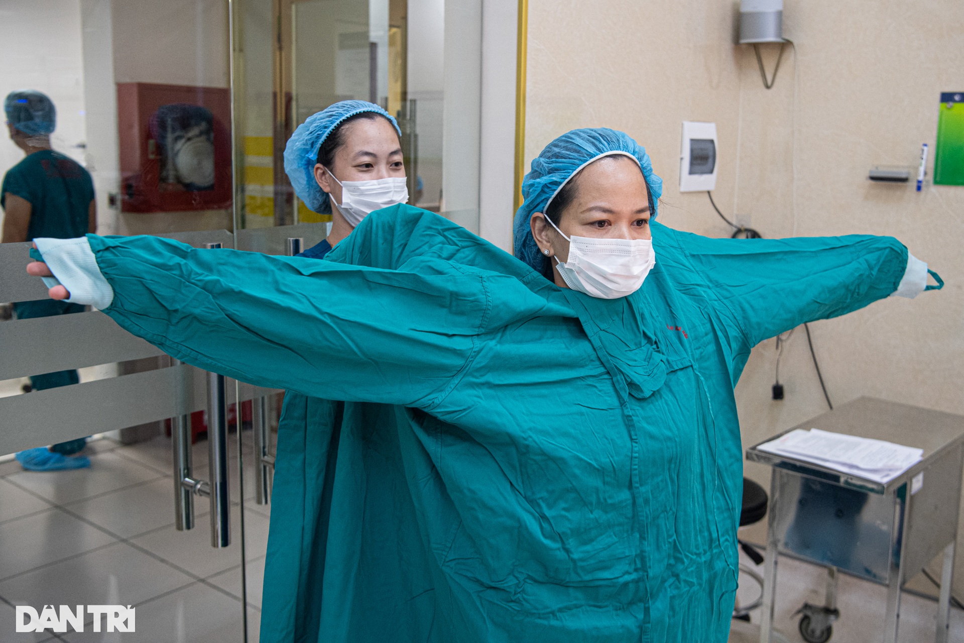 Bên trong phòng mổ đẻ: Sản phụ từng là F0 vỡ òa hạnh phúc khi con chào đời