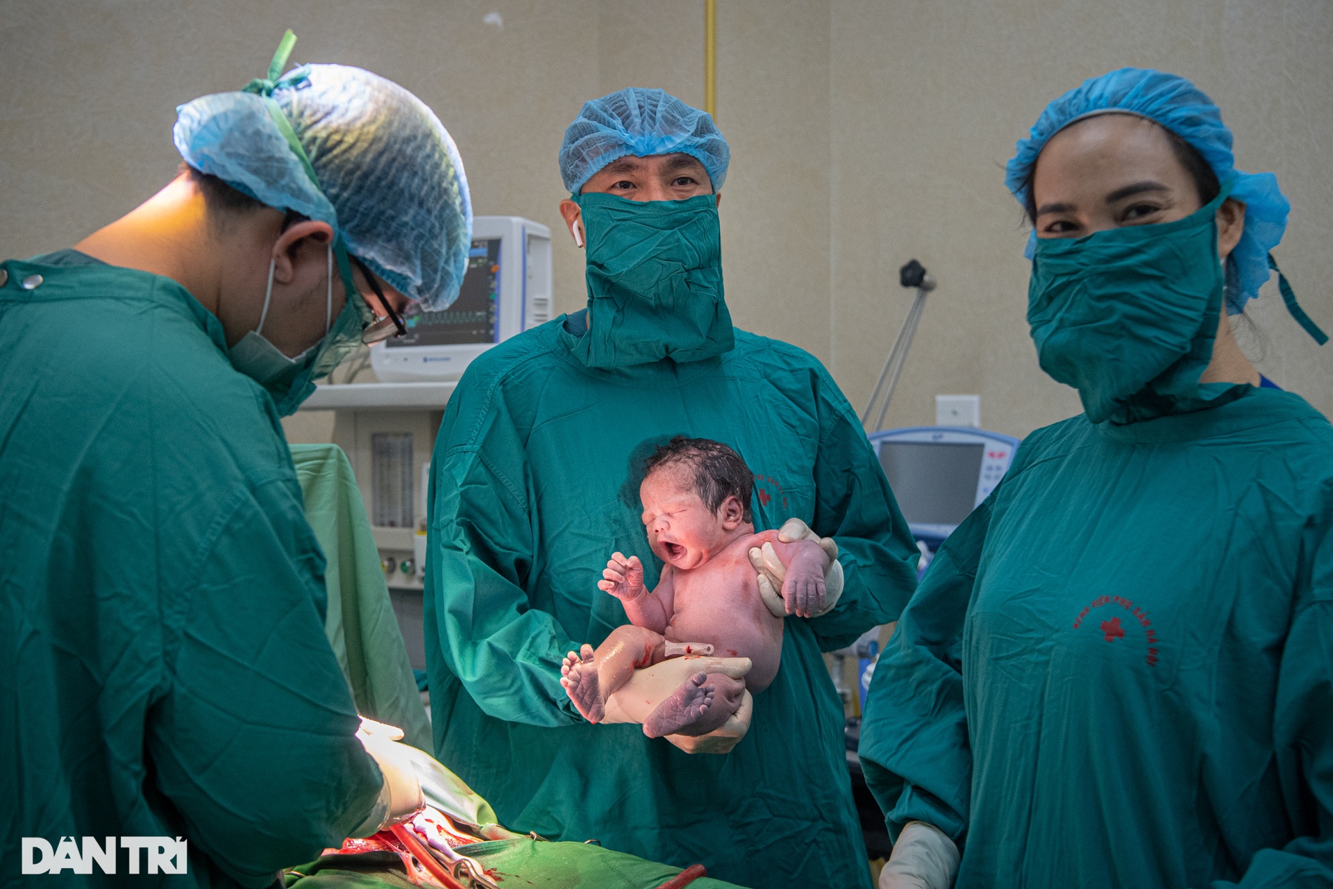 Bên trong phòng mổ đẻ: Sản phụ từng là F0 vỡ òa hạnh phúc khi con chào đời