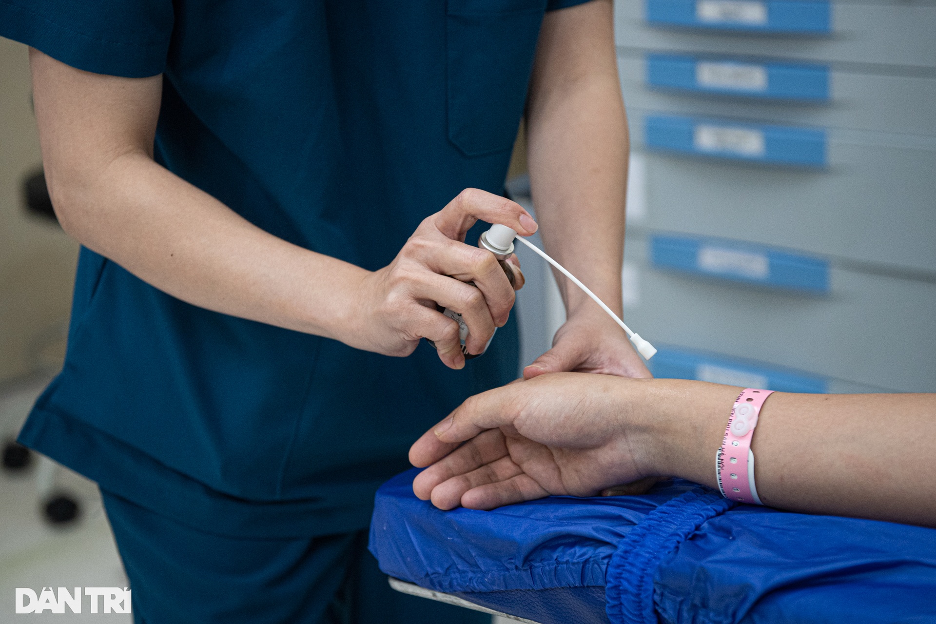 Bên trong phòng mổ đẻ: Sản phụ từng là F0 vỡ òa hạnh phúc khi con chào đời