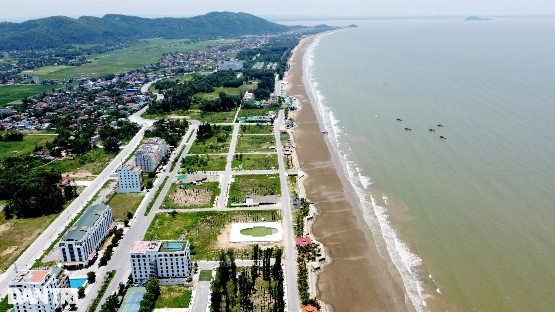 Thiếu chỗ tắm cho người dân và du khách trên bãi biển dài nhất phía Bắc