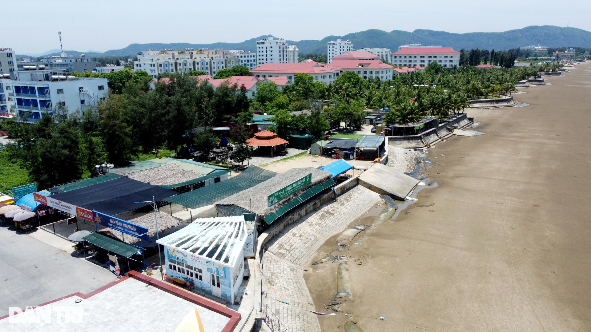 Thiếu chỗ tắm cho người dân và du khách trên bãi biển dài nhất phía Bắc