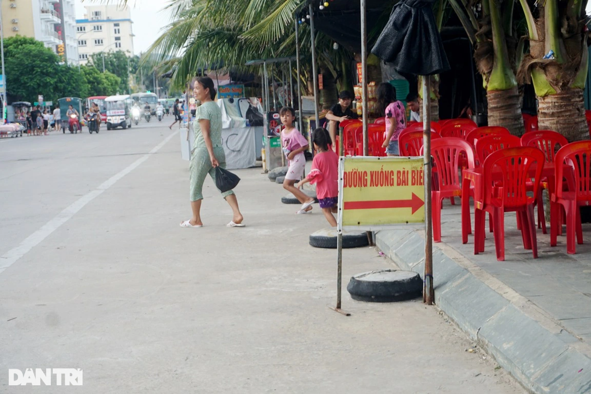 Thiếu chỗ tắm cho người dân và du khách trên bãi biển dài nhất phía Bắc